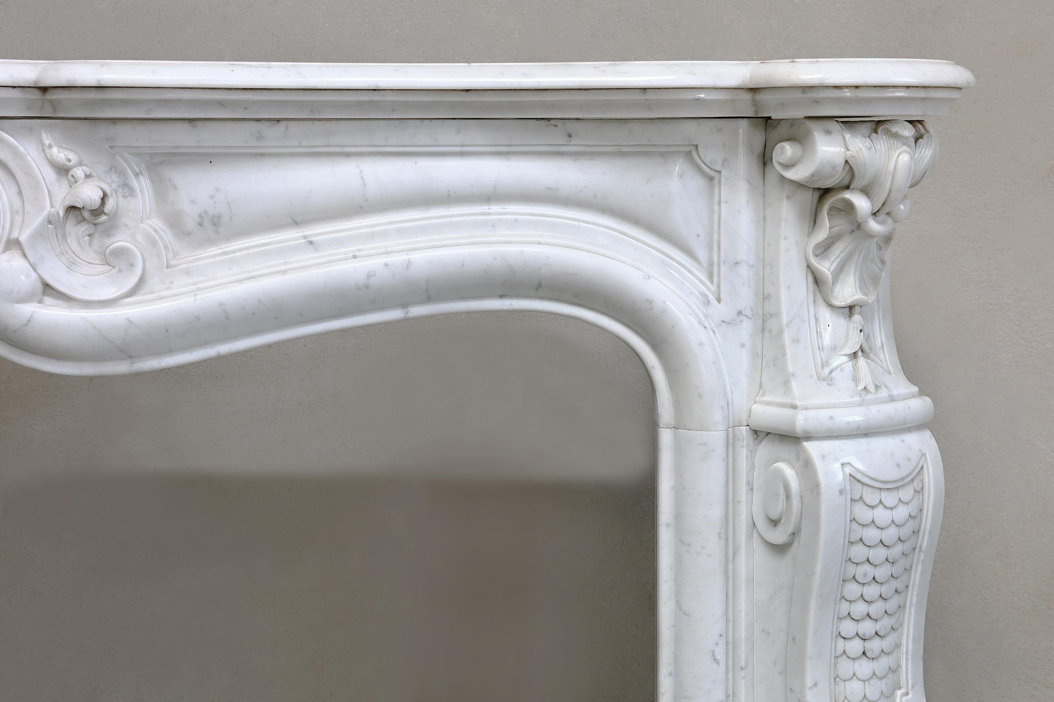 French 19th century Fireplace of Carrara marble - Louis XV style For Sale