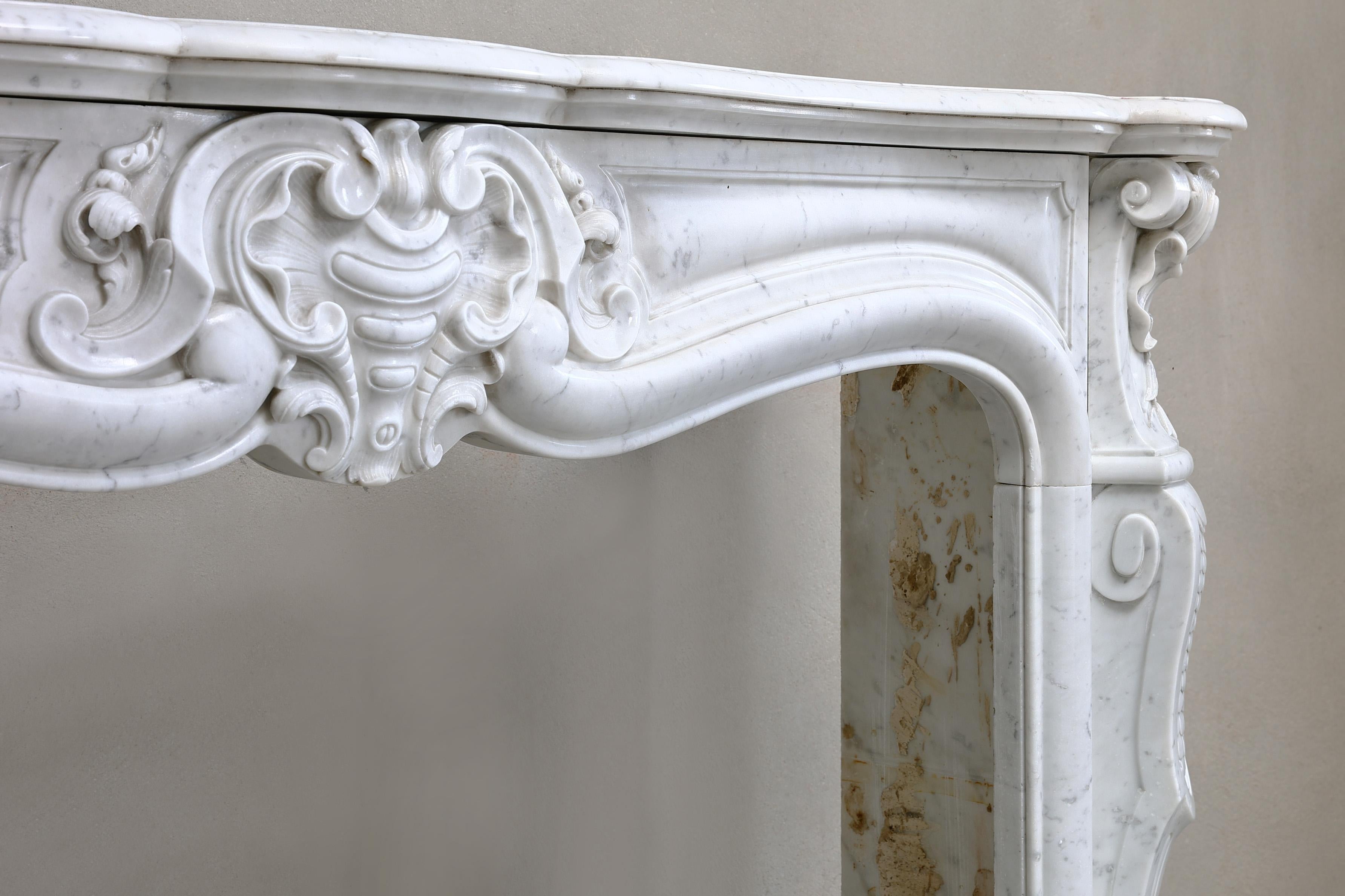 Kamin aus Carrara-Marmor aus dem 19. Jahrhundert – Louis XV.-Stil im Zustand „Gut“ im Angebot in Made, NL