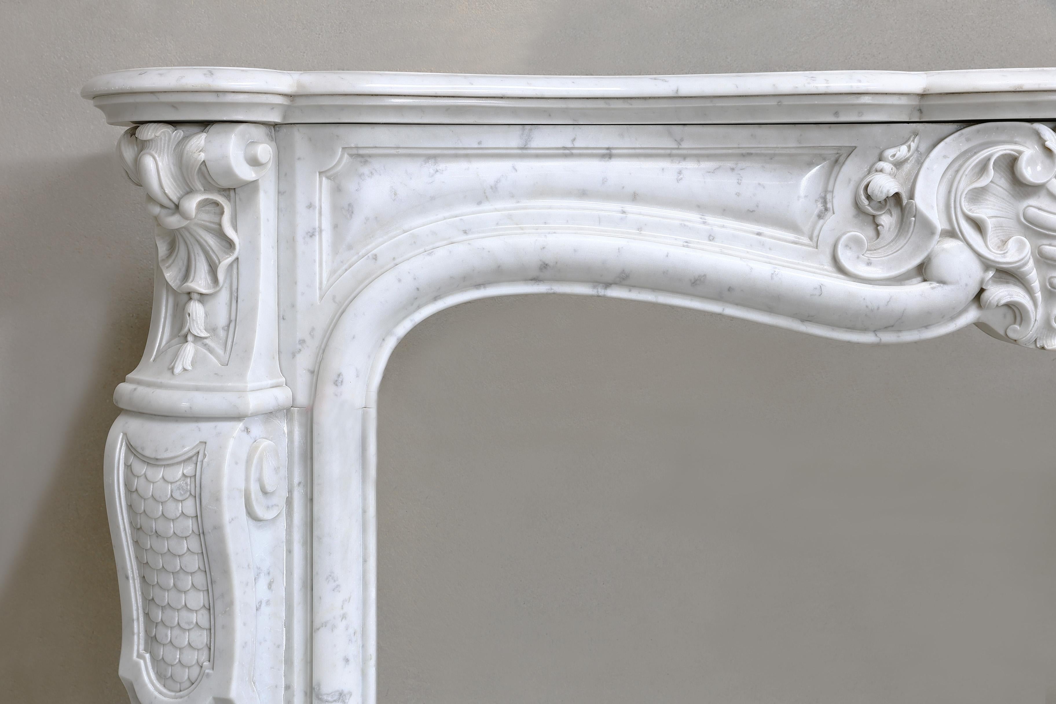 Kamin aus Carrara-Marmor aus dem 19. Jahrhundert – Louis XV.-Stil im Angebot 1