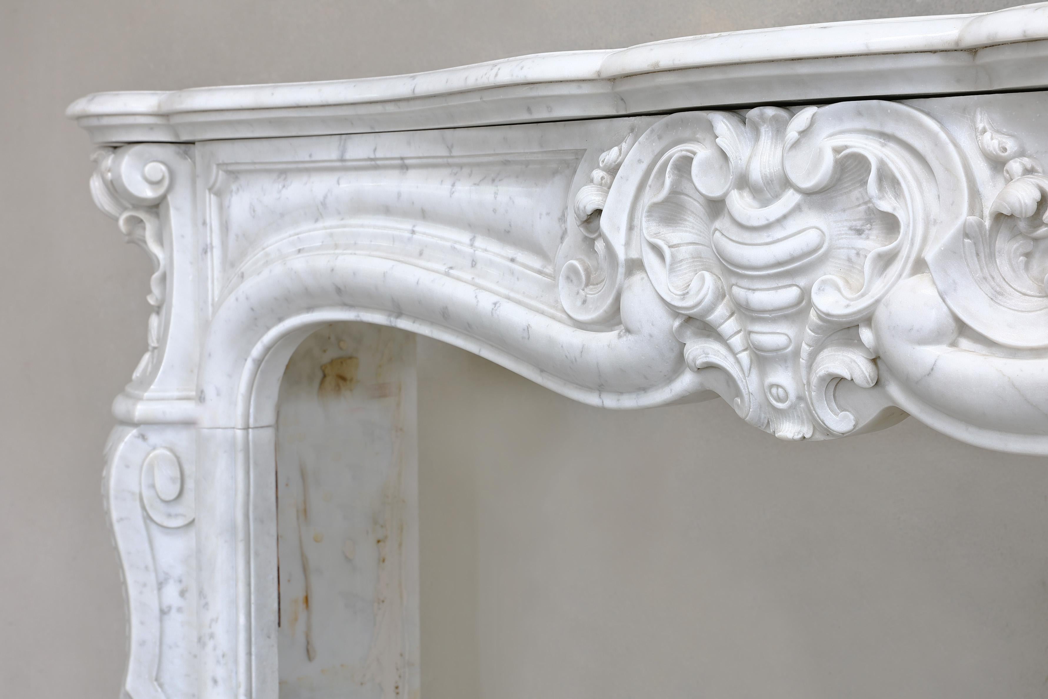 Kamin aus Carrara-Marmor aus dem 19. Jahrhundert – Louis XV.-Stil im Angebot 2