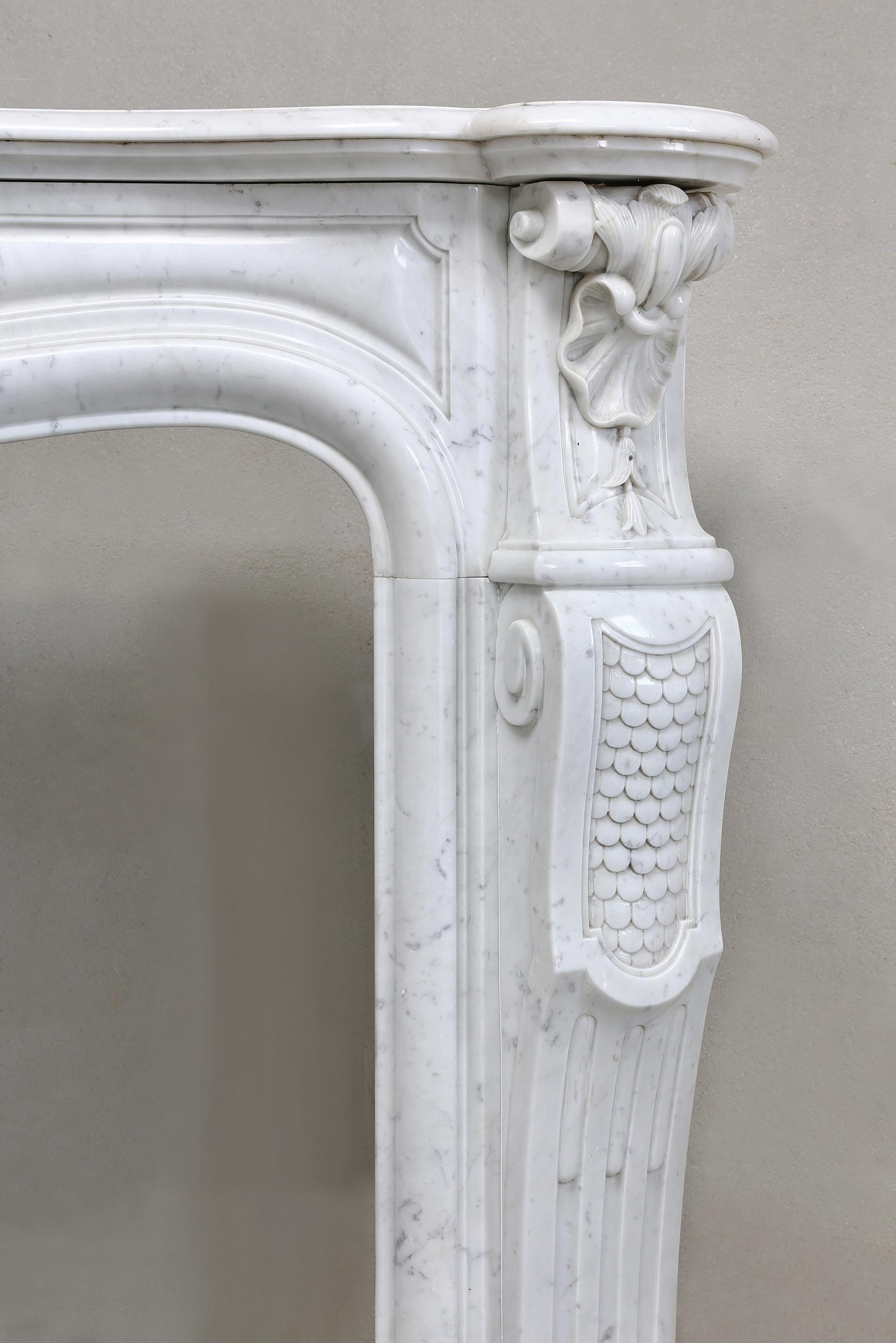 Kamin aus Carrara-Marmor aus dem 19. Jahrhundert – Louis XV.-Stil im Angebot 3