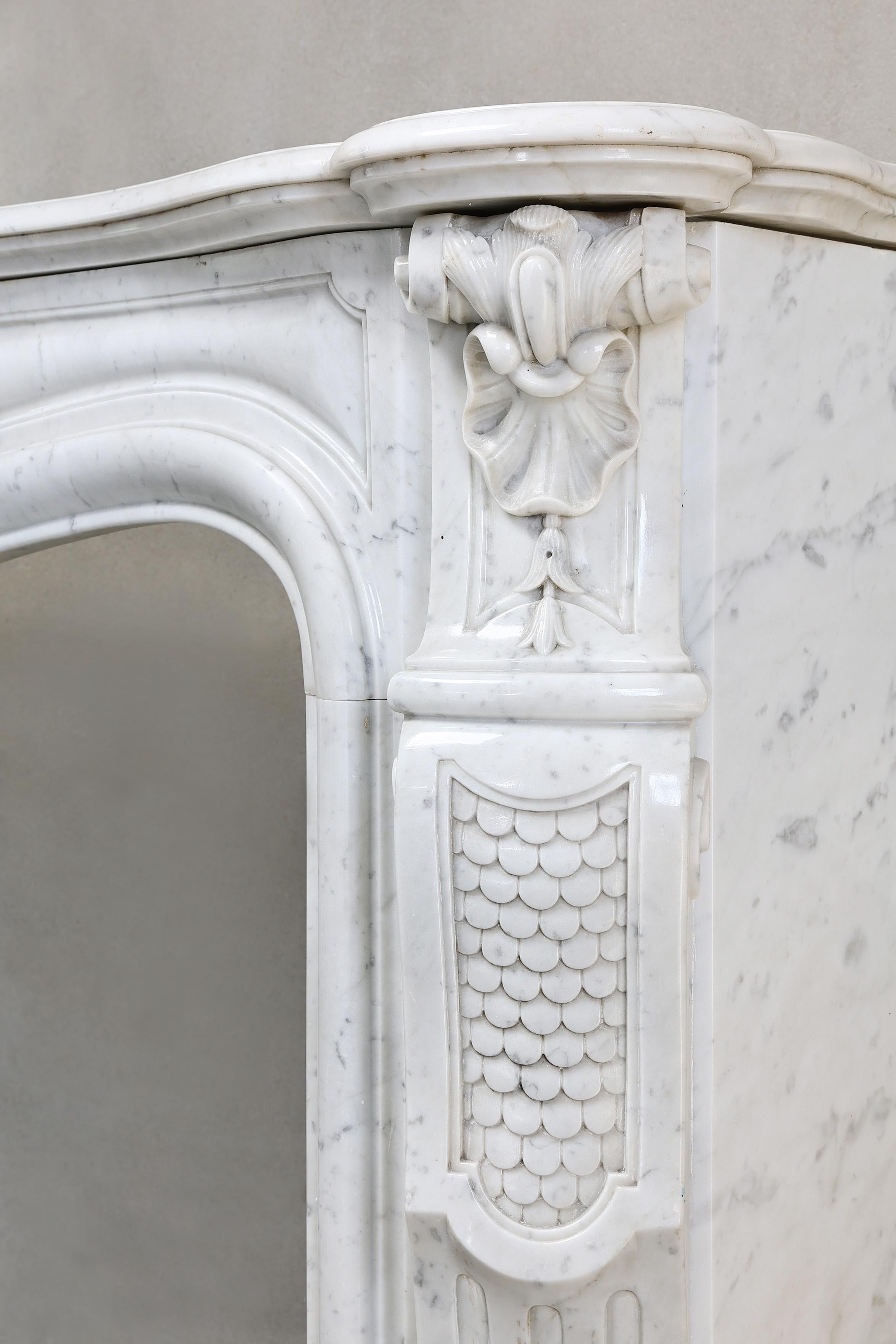 Kamin aus Carrara-Marmor aus dem 19. Jahrhundert – Louis XV.-Stil im Angebot 4