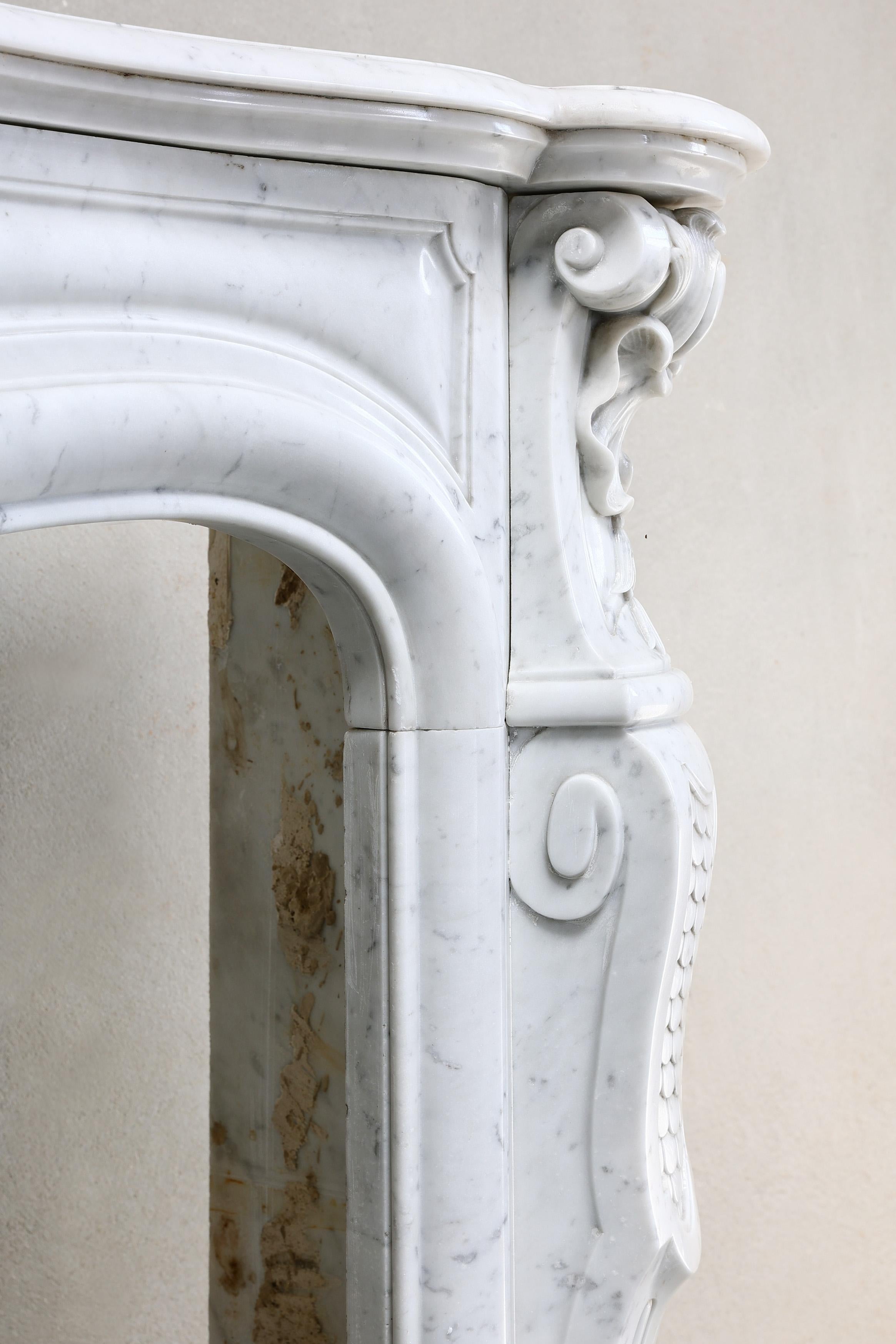 Kamin aus Carrara-Marmor aus dem 19. Jahrhundert – Louis XV.-Stil im Angebot 5