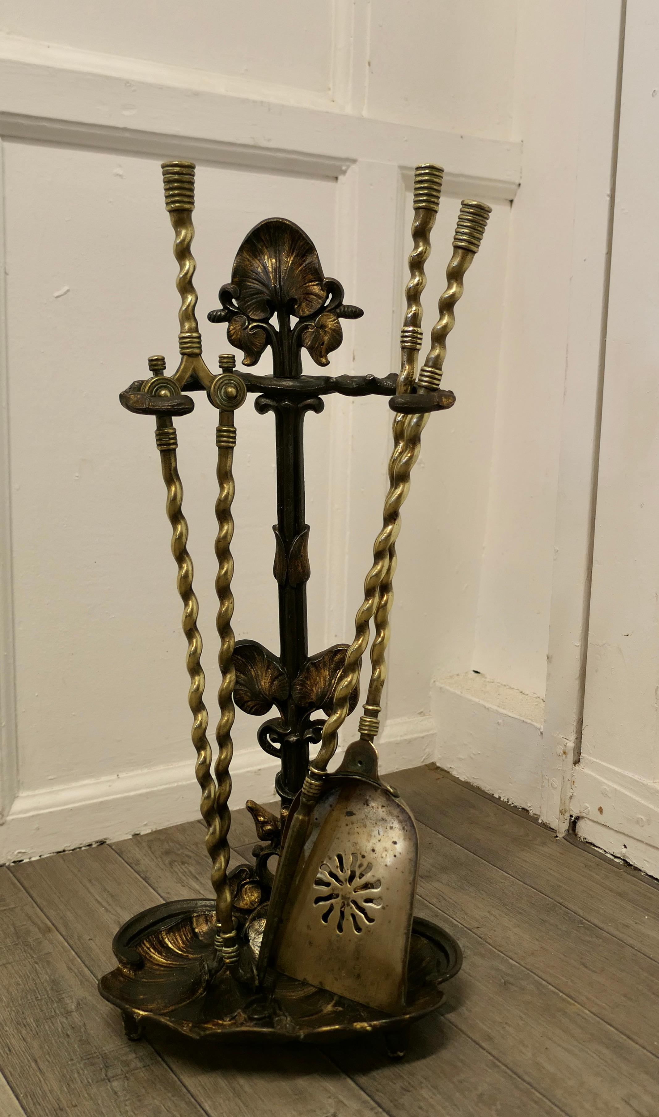Artisanat  Ensemble d'accessoires de cheminée du 19ème siècle, outils de cheminée avec grenouilles    en vente