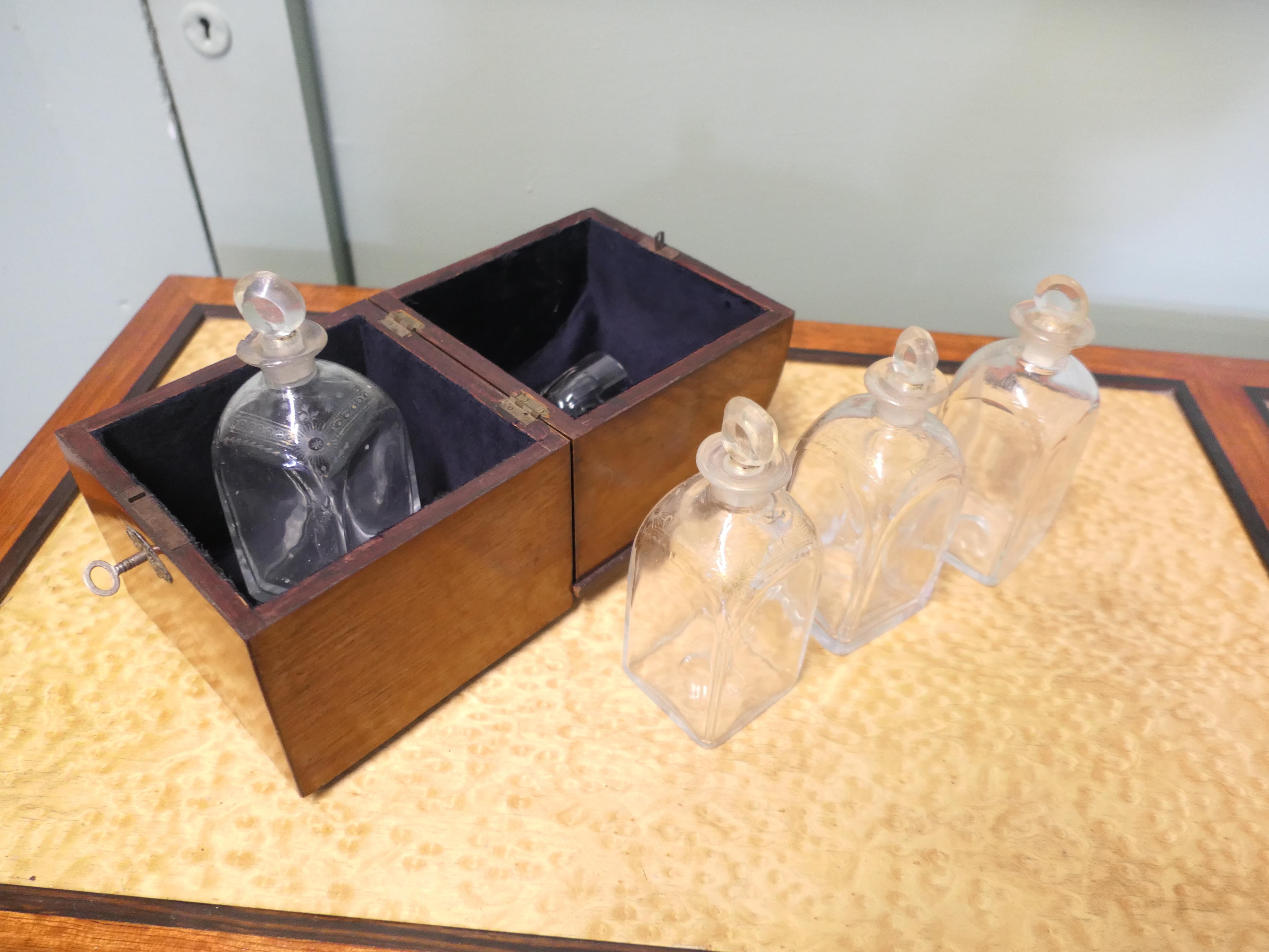 Boîte à décanter ajustée du 19e siècle, 4 décanteurs Tantale Une pièce charmante Bon état - En vente à Godshill, Isle of Wight