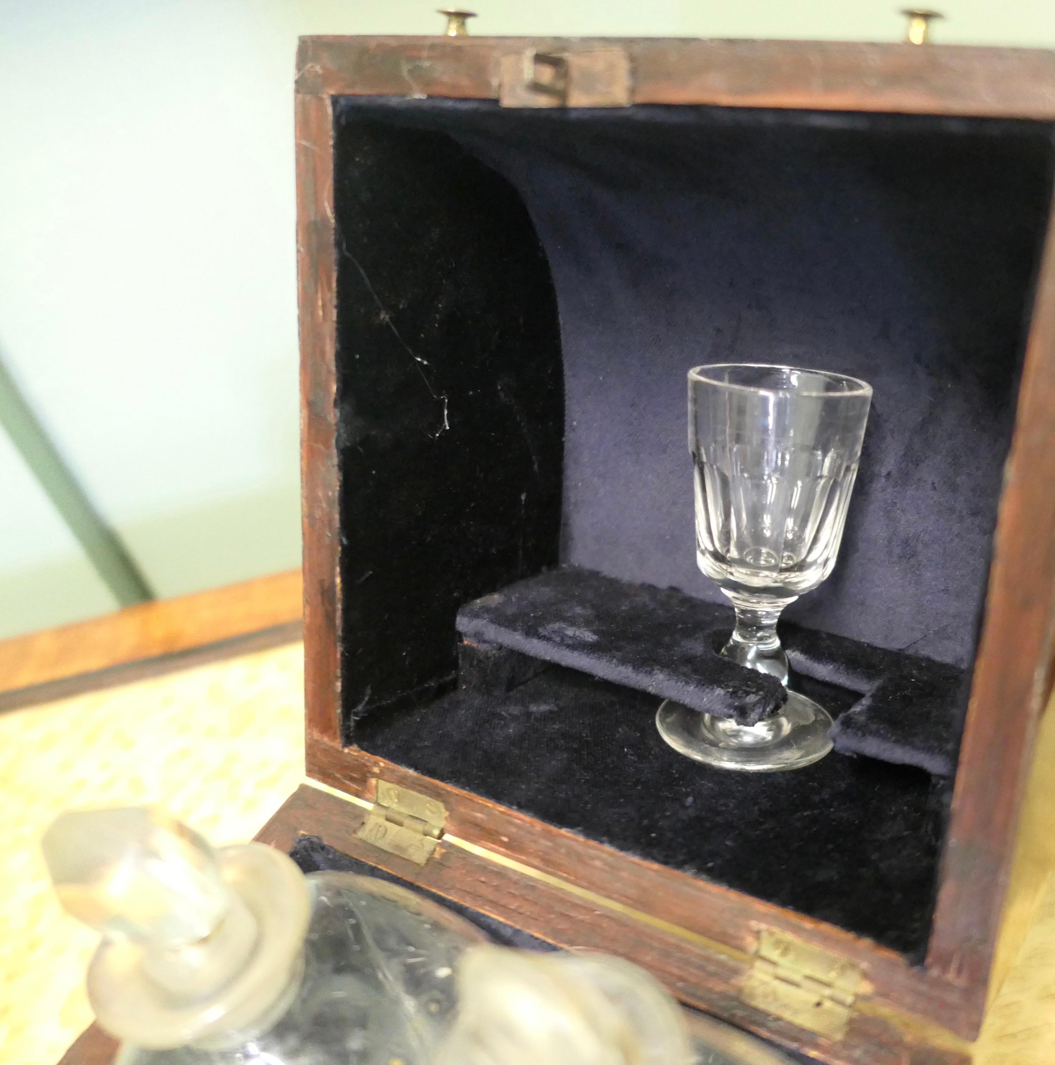 Début du XIXe siècle Boîte à décanter ajustée du 19e siècle, 4 décanteurs Tantale Une pièce charmante en vente