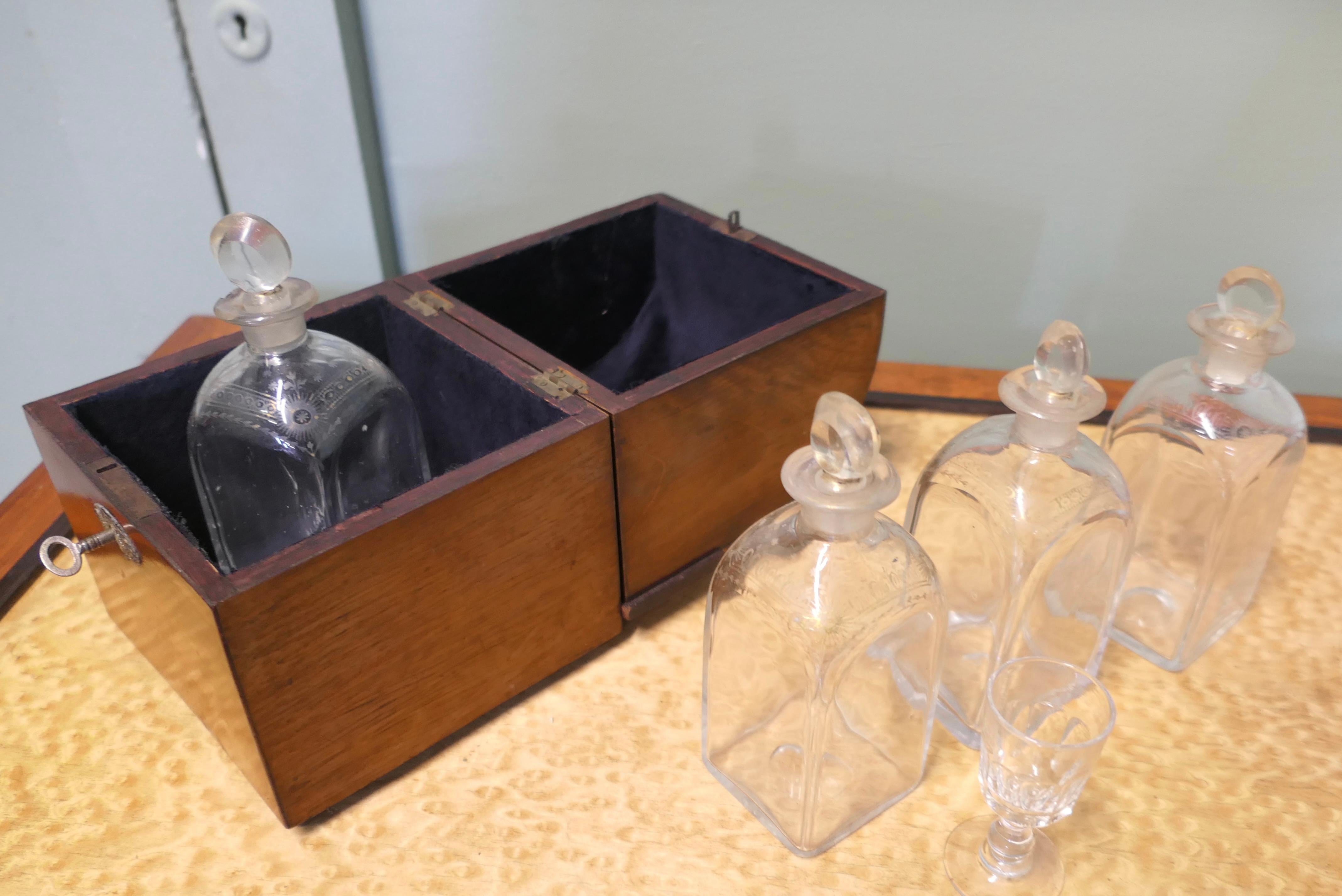 Noyer Boîte à décanter ajustée du 19e siècle, 4 décanteurs Tantale Une pièce charmante en vente