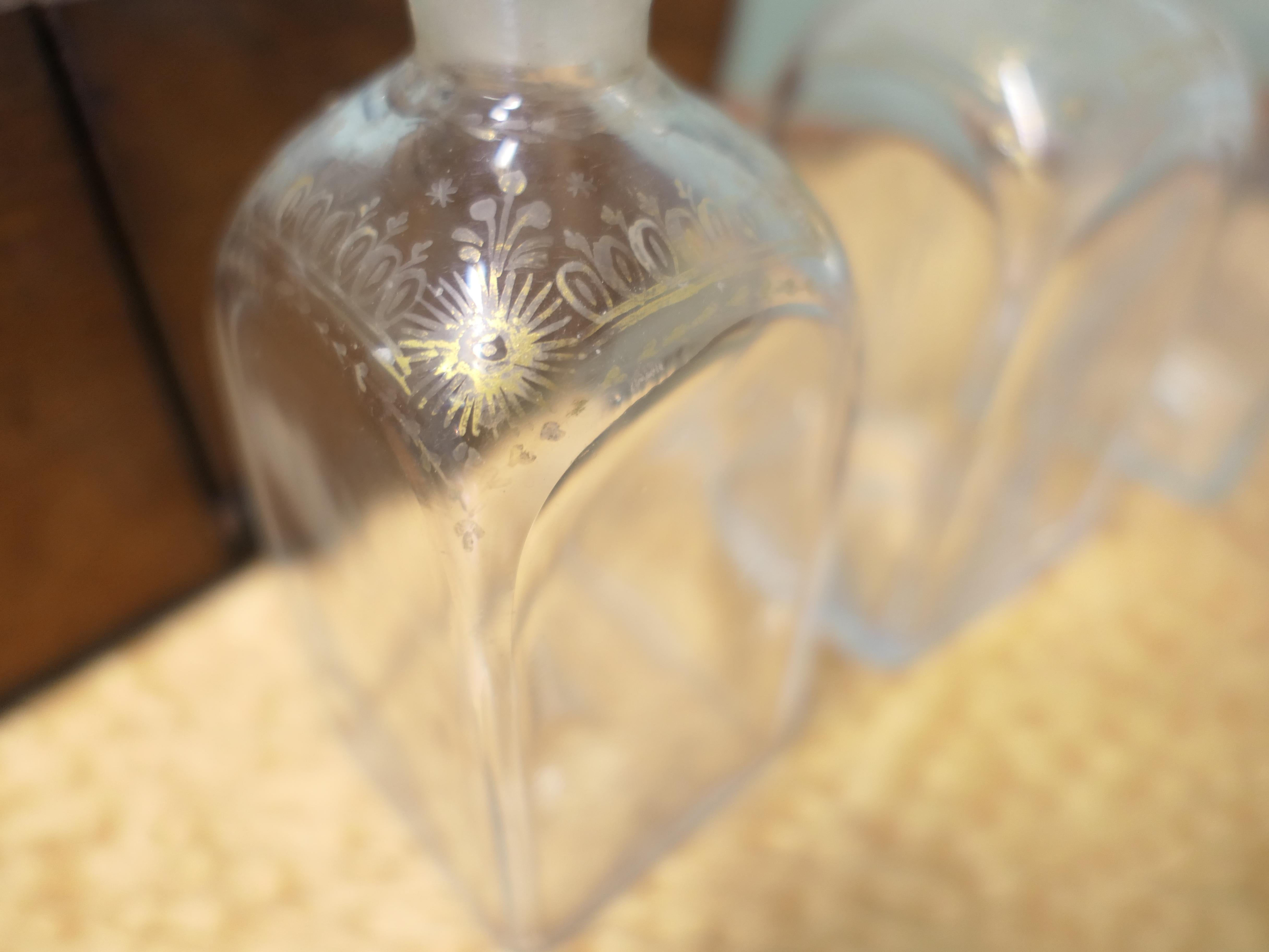 Boîte à décanter ajustée du 19e siècle, 4 décanteurs Tantale Une pièce charmante en vente 1