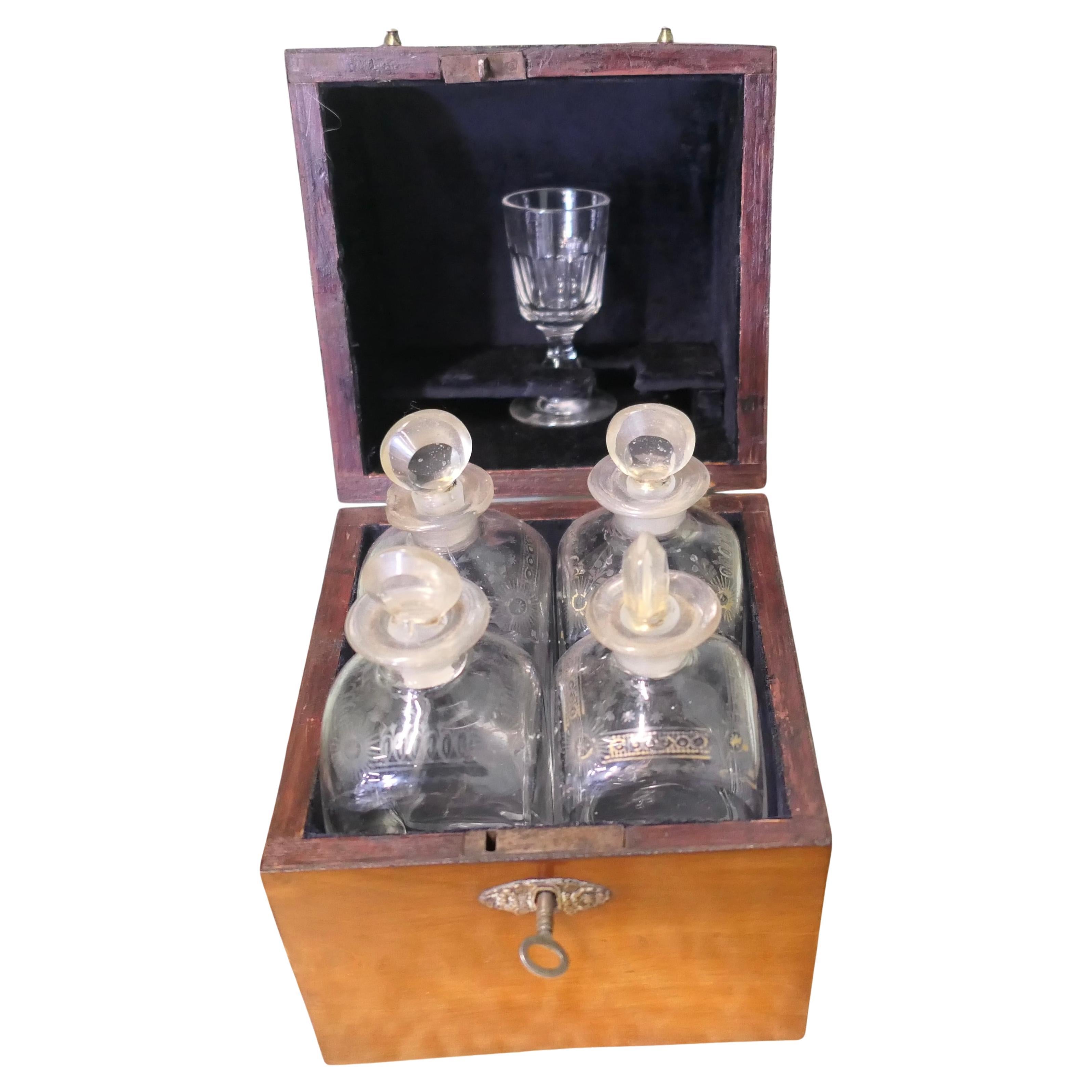 Boîte à décanter ajustée du 19e siècle, 4 décanteurs Tantale Une pièce charmante
