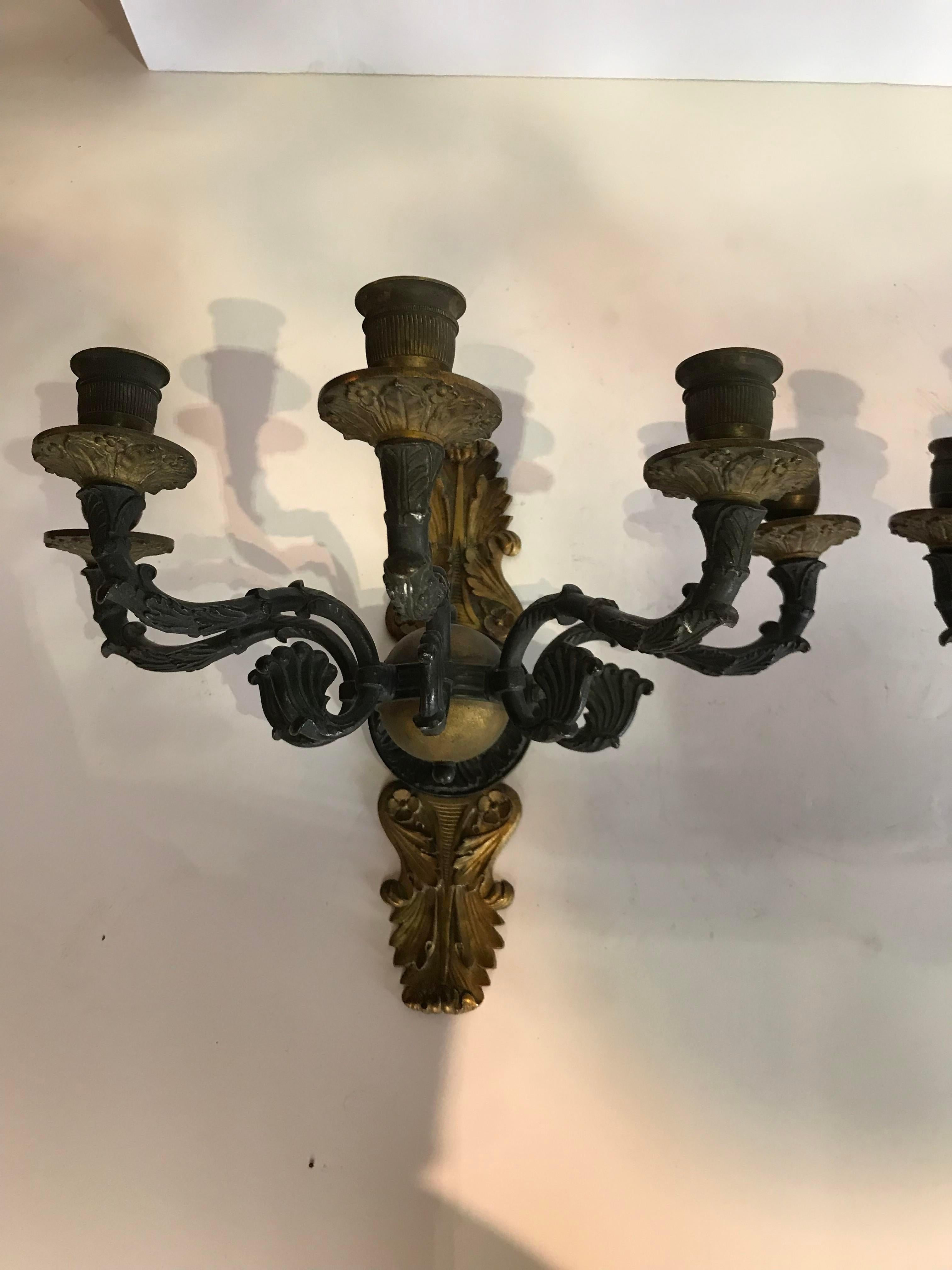Empire-Kerzenleuchter aus Bronze. Diese Wandleuchten sind von bester Qualität. Sie sind für Kerzen gedacht, können aber auch verkabelt werden.