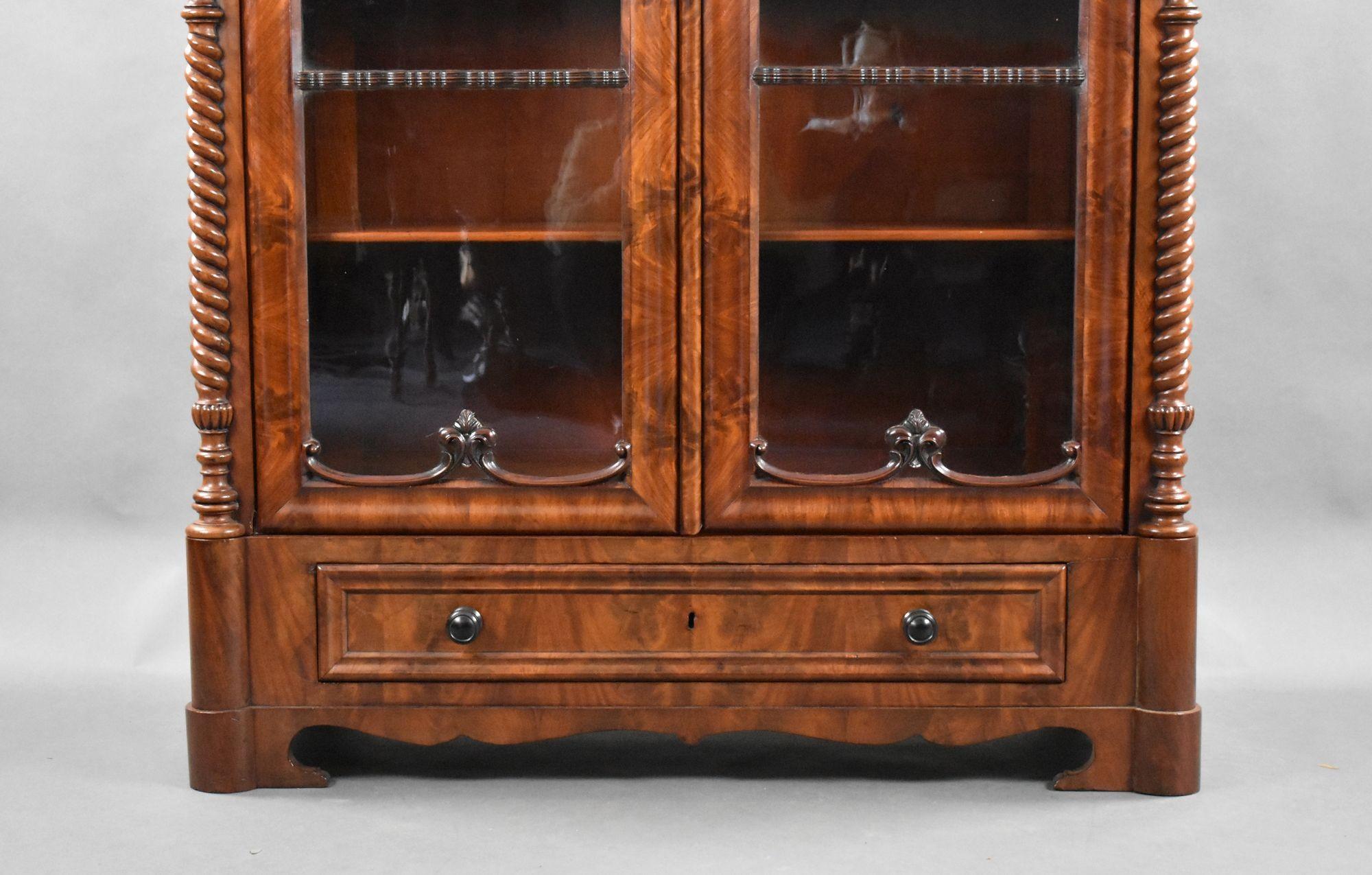 19th Century Flame Mahogany Biedermeier Bookcase In Excellent Condition In Chelmsford, Essex