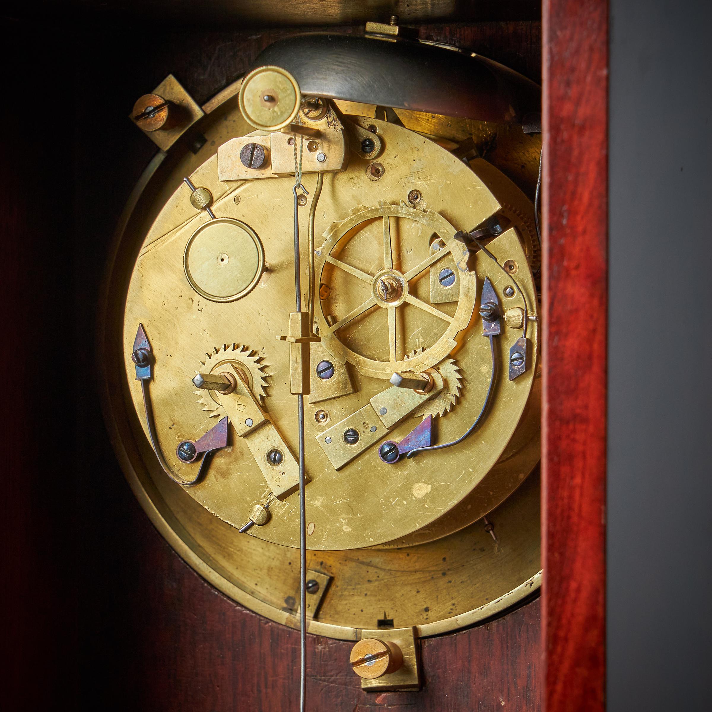 Pendule de cheminée en acajou flamboyant du XIXe siècle par Breguet, élevée par des pieds en pattes de lion en vente 3