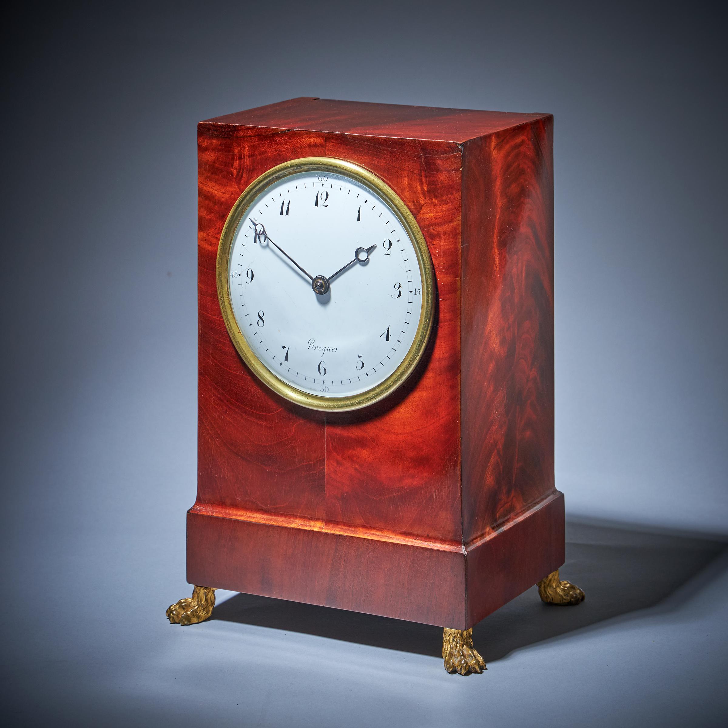 Rarissime pendule de cheminée à boîtier plaqué d'acajou figuré de A-L Breguet
 
Abraham-Louis Breguet (1747-1823), d'origine suisse, est sans doute l'horloger le plus célèbre de la fin du XVIIIe siècle et du début du XIXe siècle en France. On lui