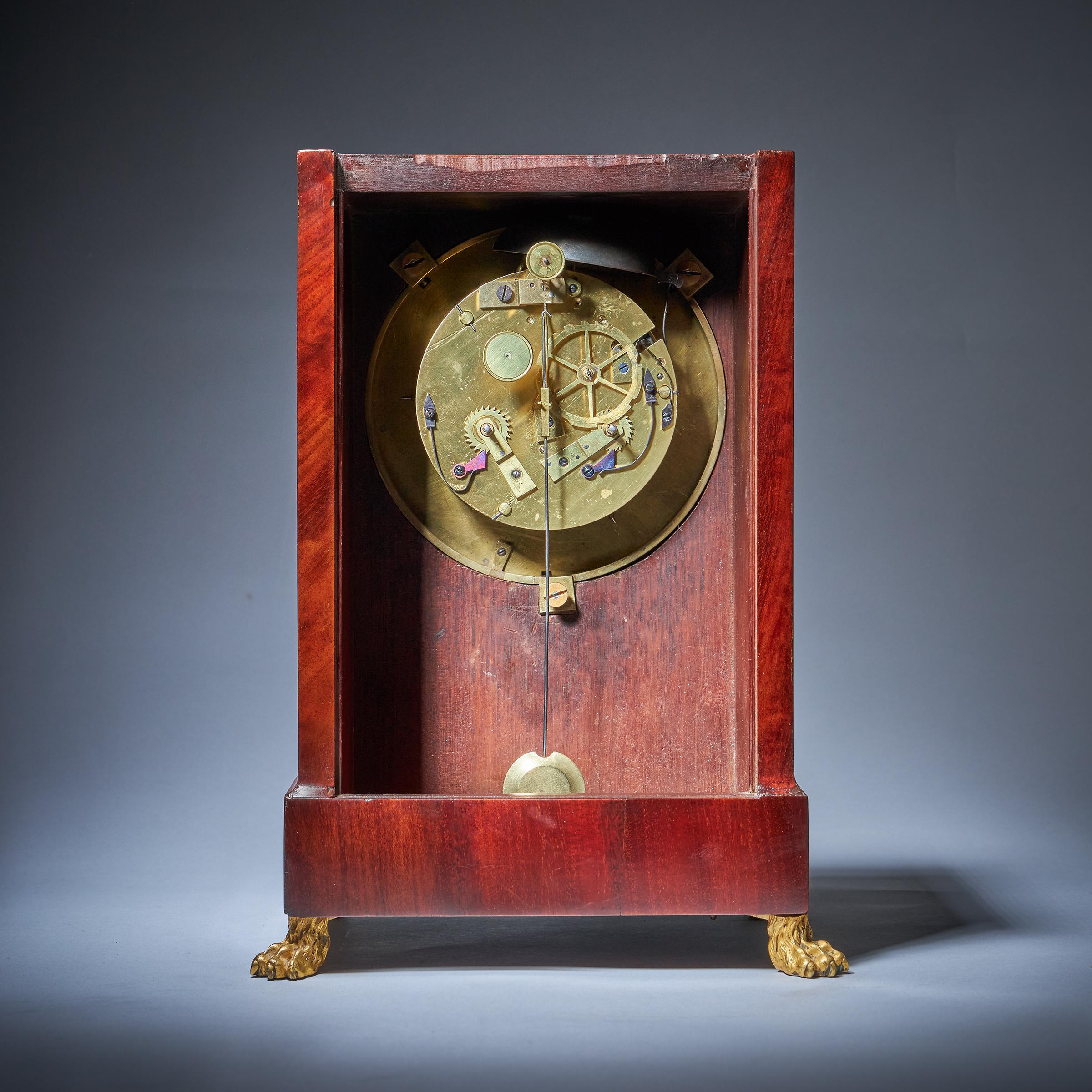 Pendule de cheminée en acajou flamboyant du XIXe siècle par Breguet, élevée par des pieds en pattes de lion en vente 1