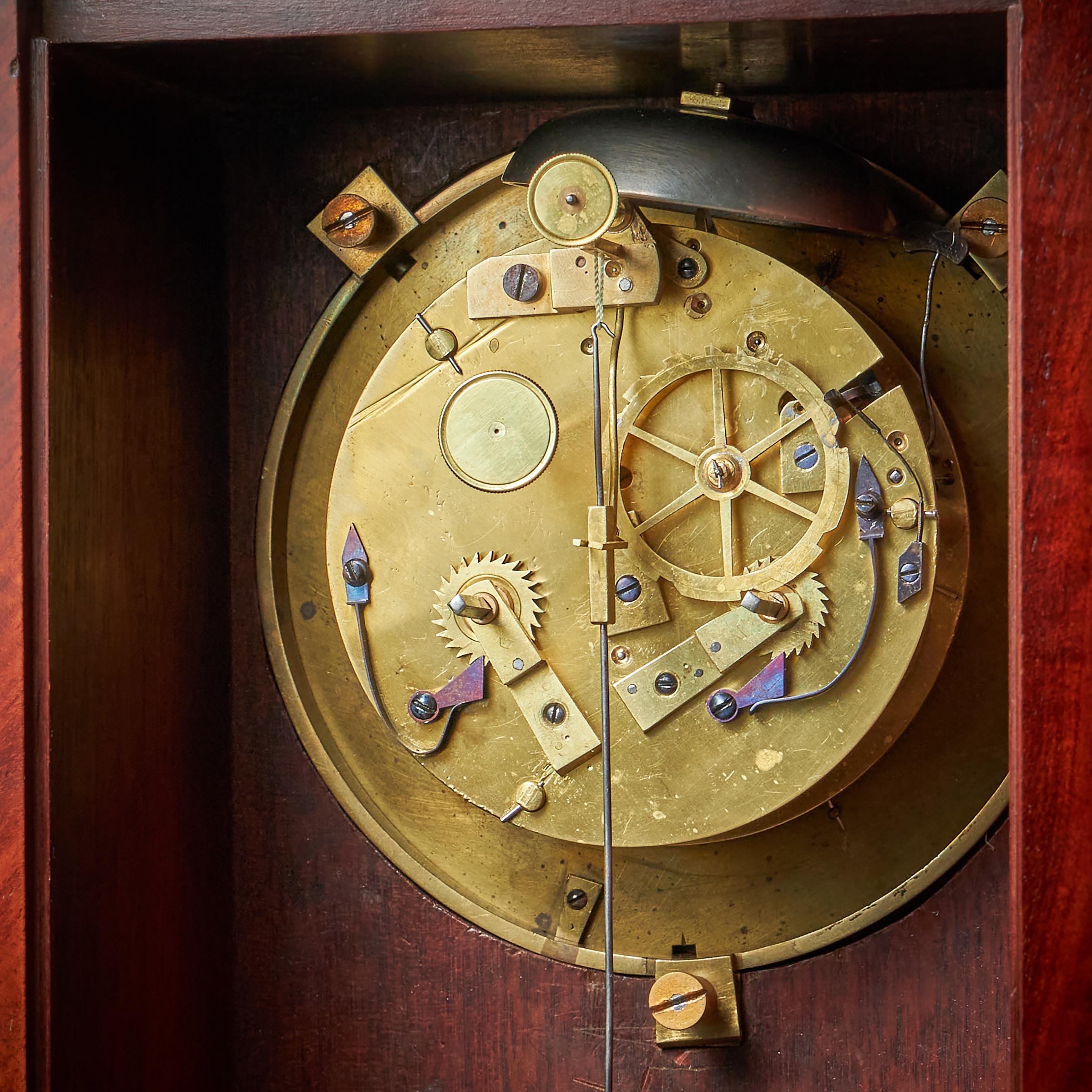 Pendule de cheminée en acajou flamboyant du XIXe siècle par Breguet, élevée par des pieds en pattes de lion en vente 2