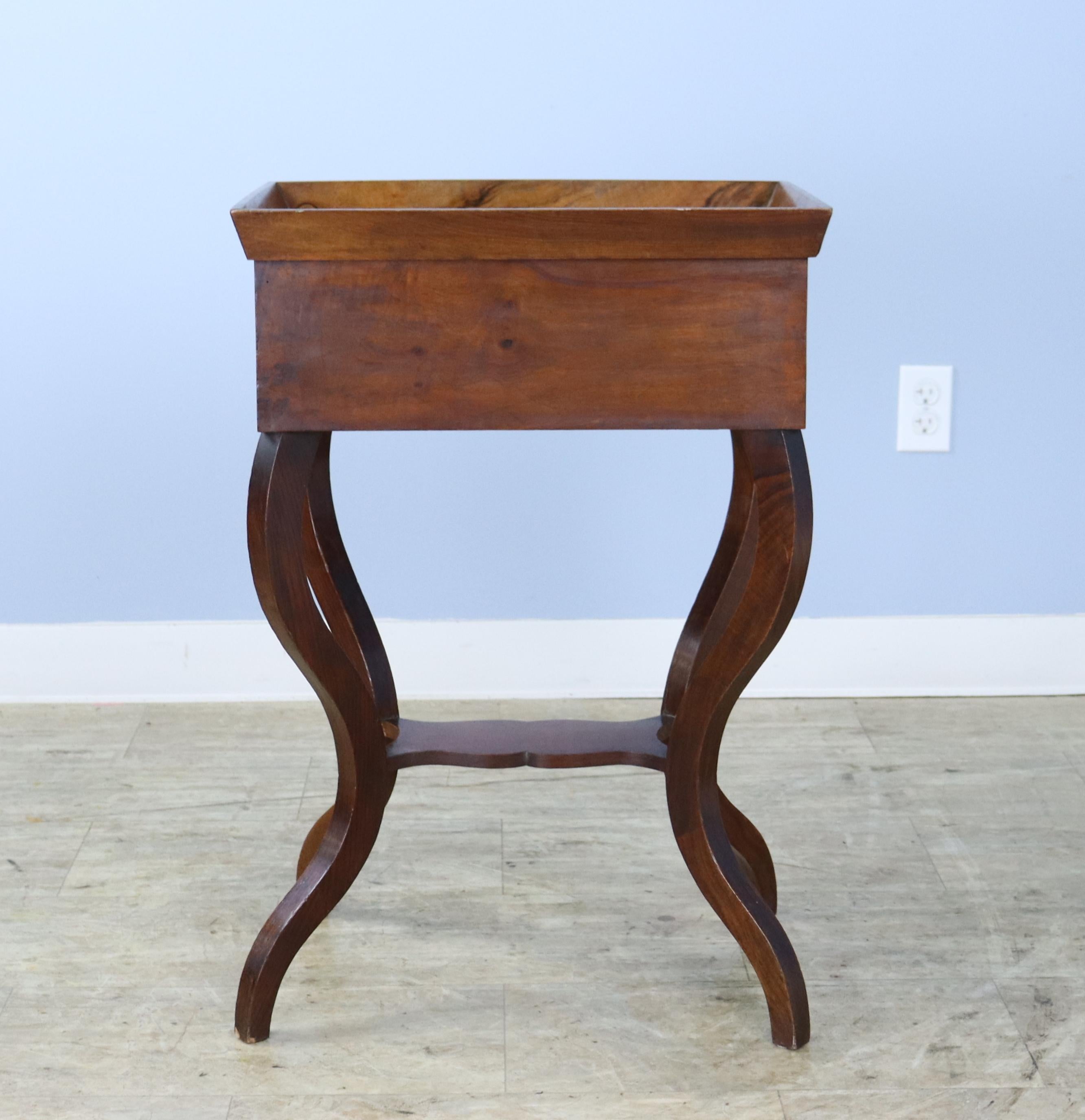 19th Century Flame Mahogany Tray Top Side Table In Good Condition For Sale In Port Chester, NY