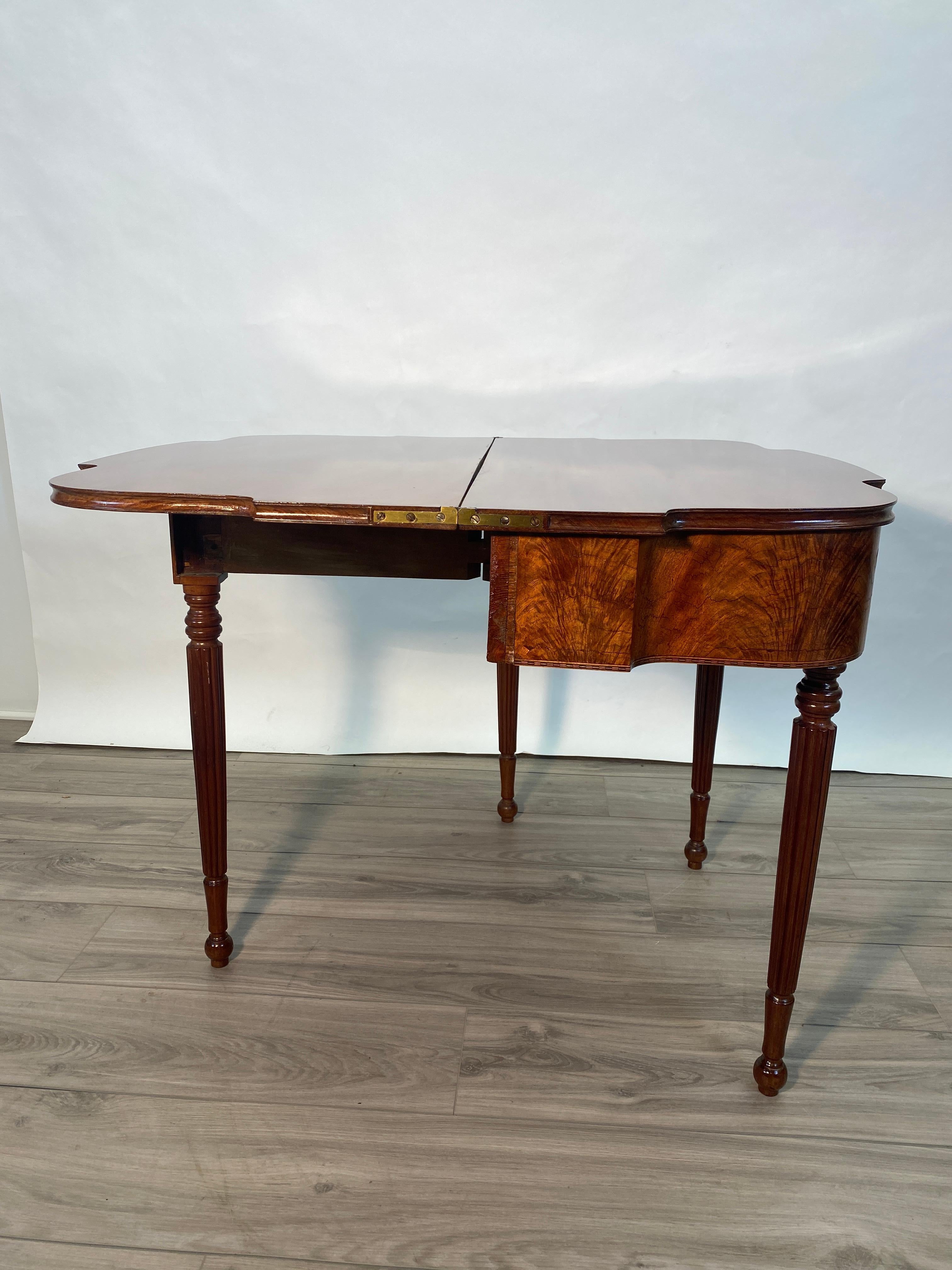 Table d'appoint de style Sheraton du 19ème siècle en acajou flammé avec plateau rabattable en vente 4