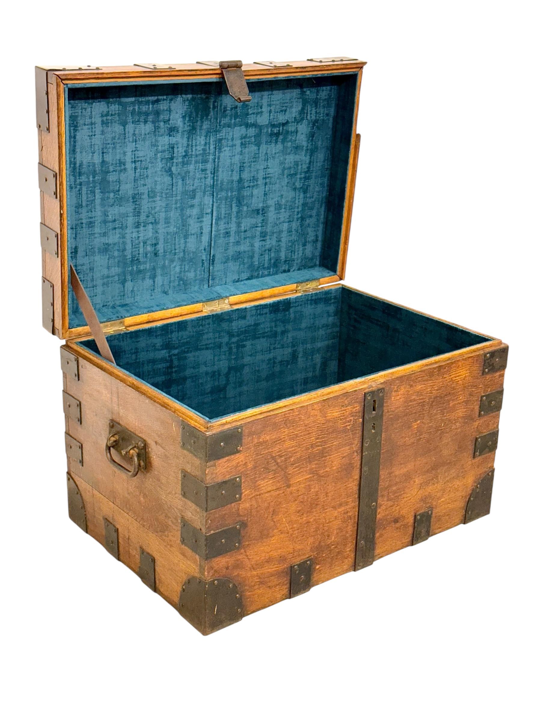 Malle à plateau du 19e siècle en Oak Oak massif avec montures en fer et velours bleu en vente 4