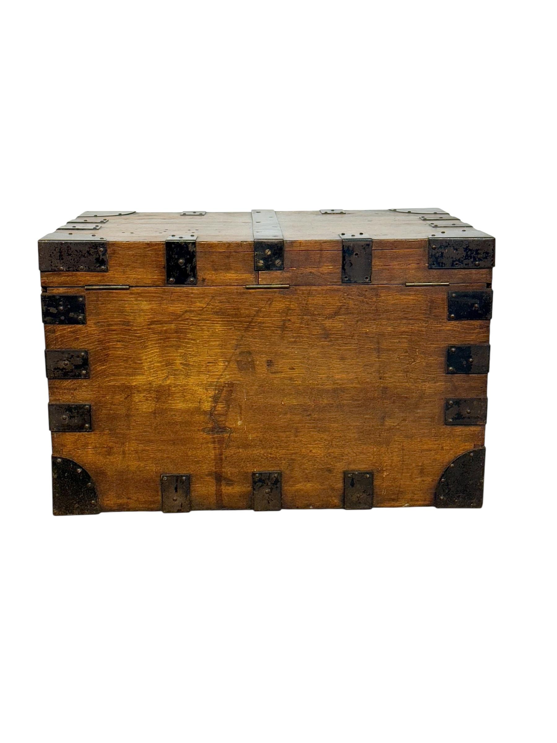 Malle à plateau du 19e siècle en Oak Oak massif avec montures en fer et velours bleu en vente 5