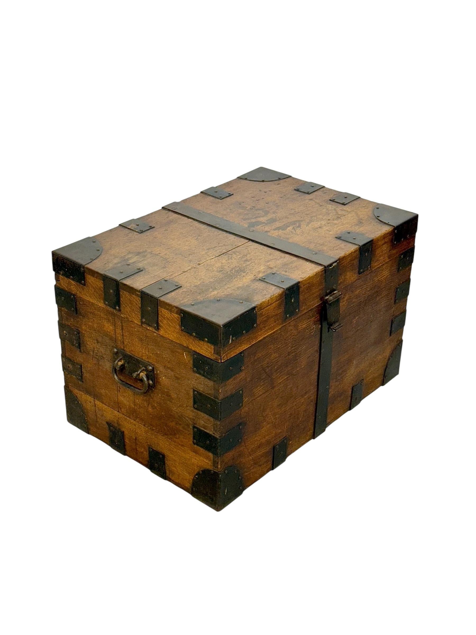 Malle à plateau du 19e siècle en Oak Oak massif avec montures en fer et velours bleu en vente 6