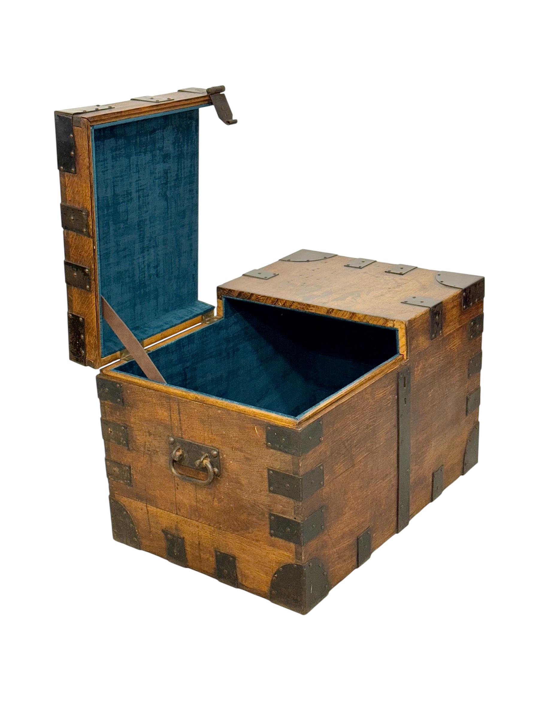 Malle à plateau du 19e siècle en Oak Oak massif avec montures en fer et velours bleu en vente 7