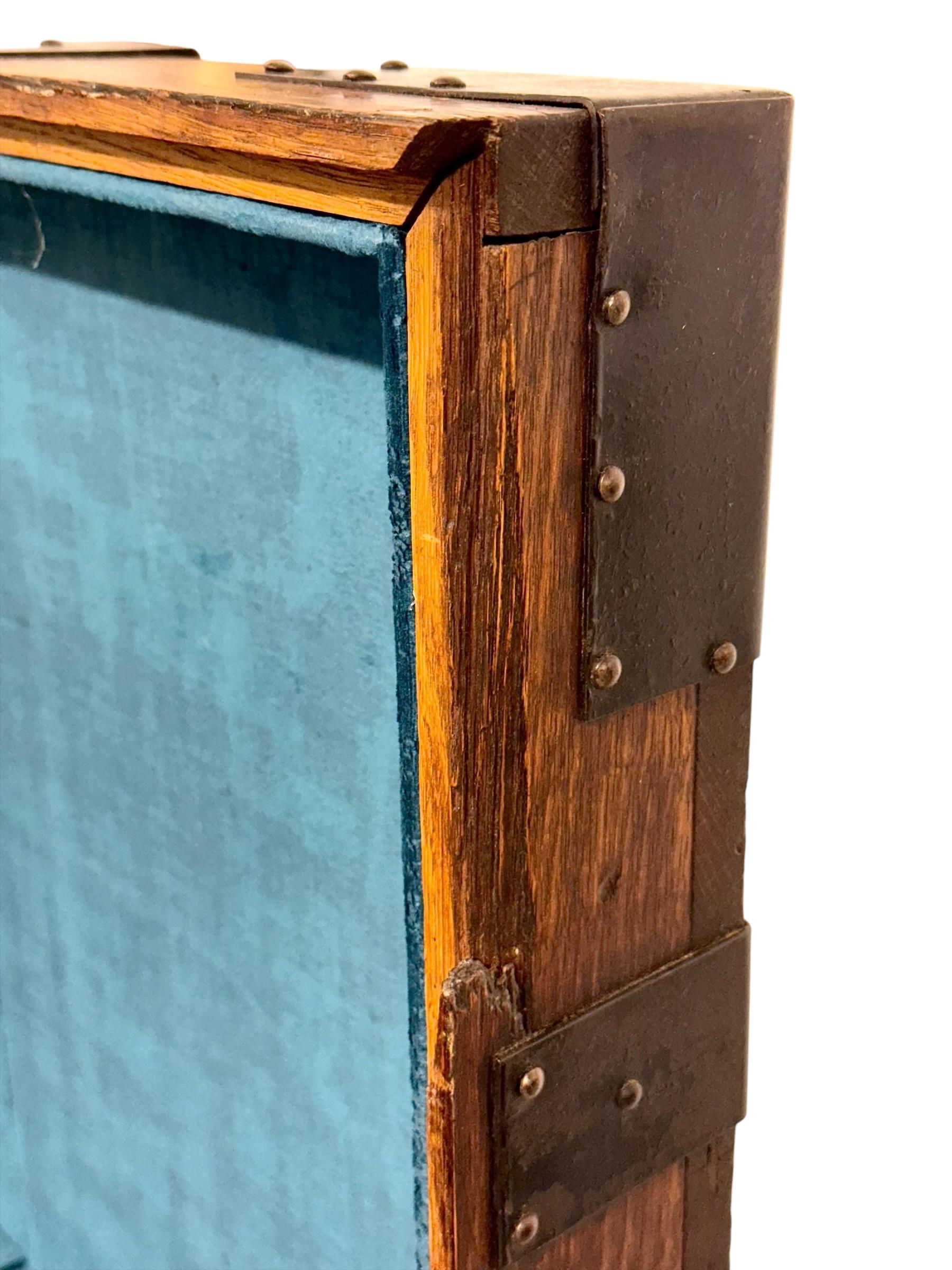 Malle à plateau du 19e siècle en Oak Oak massif avec montures en fer et velours bleu en vente 8
