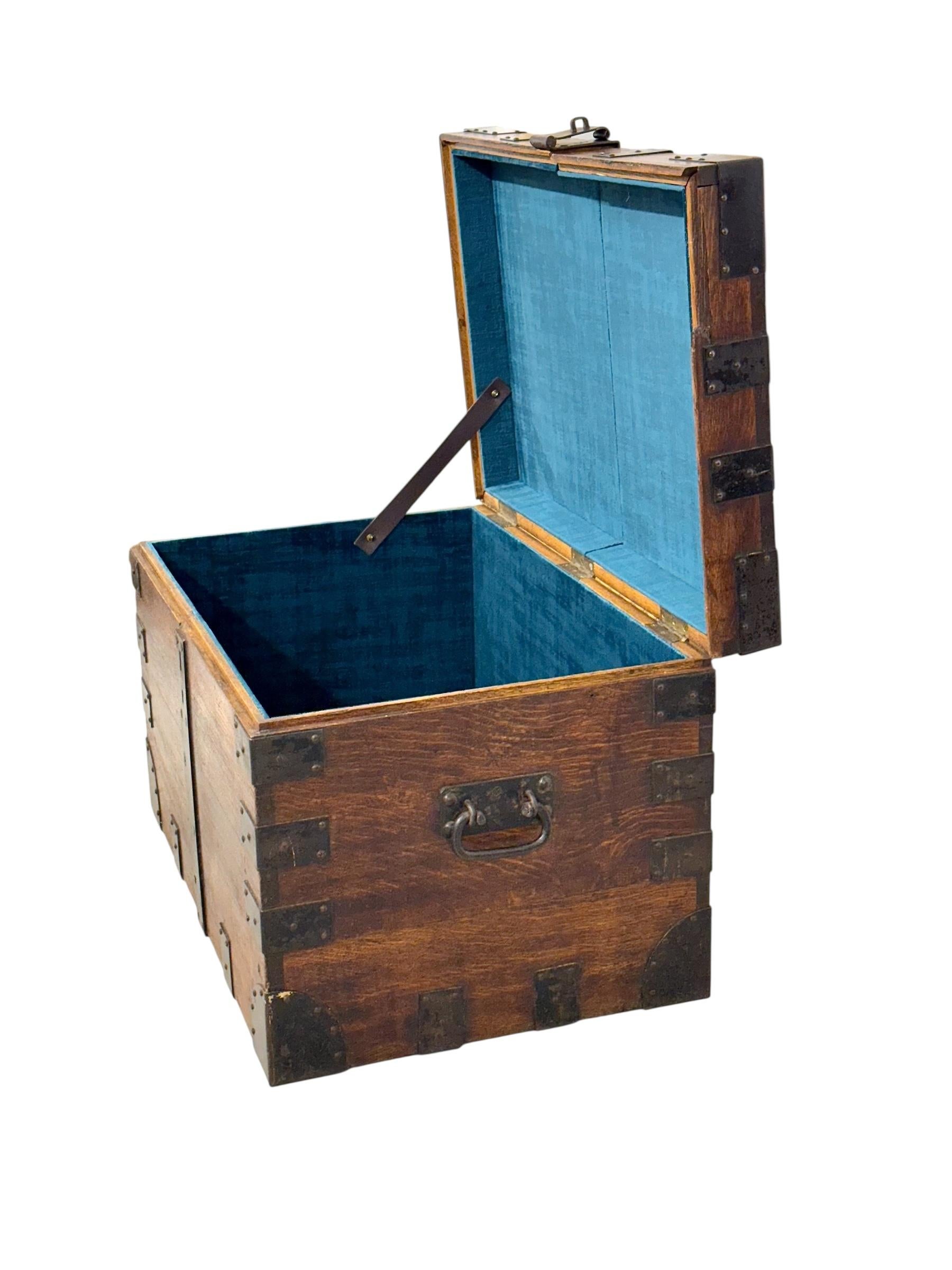 Malle à plateau du 19e siècle en Oak Oak massif avec montures en fer et velours bleu en vente 9