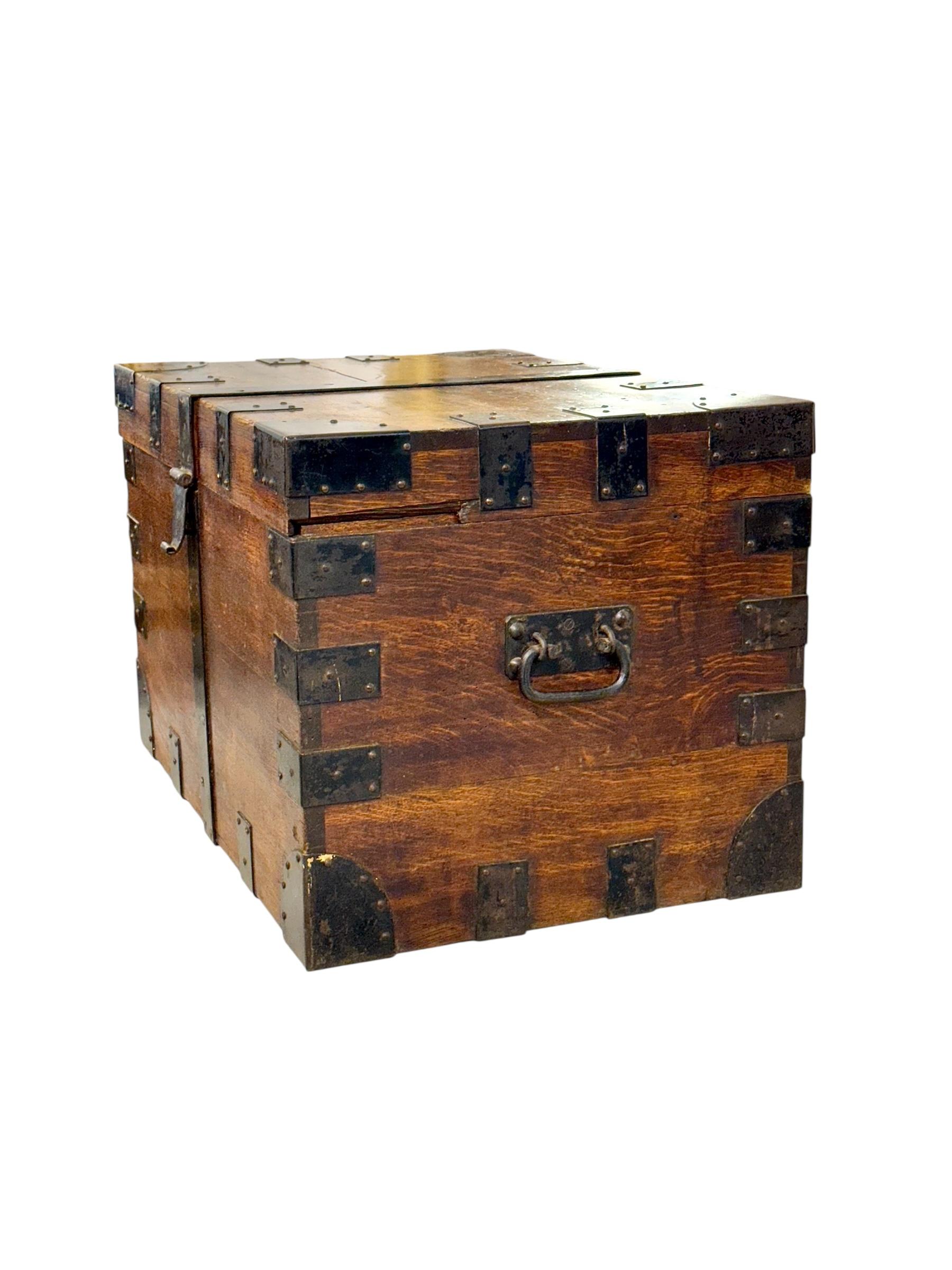 Malle à plateau du 19e siècle en Oak Oak massif avec montures en fer et velours bleu en vente 10