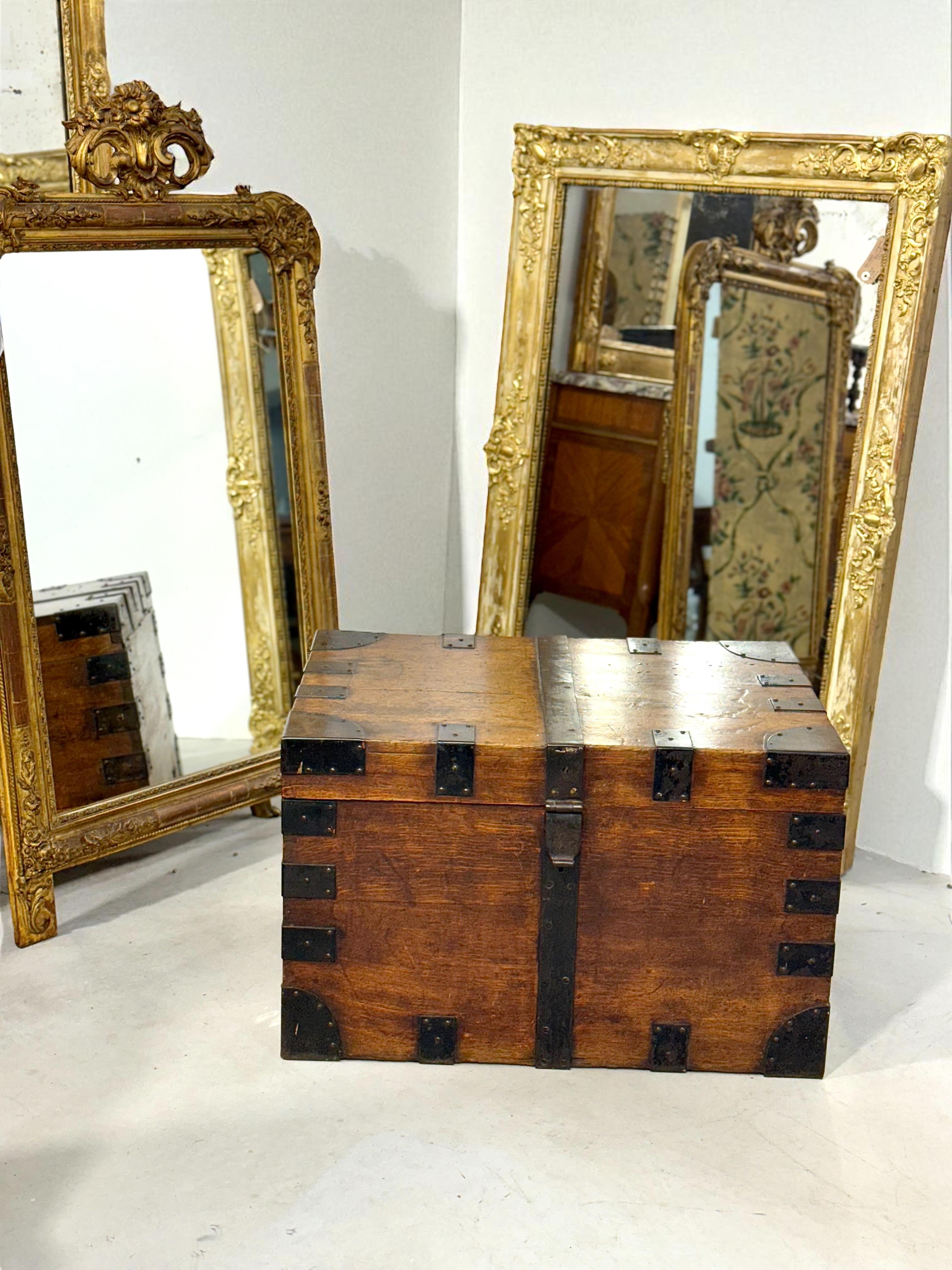 Malle à plateau du 19e siècle en Oak Oak massif avec montures en fer et velours bleu en vente 13