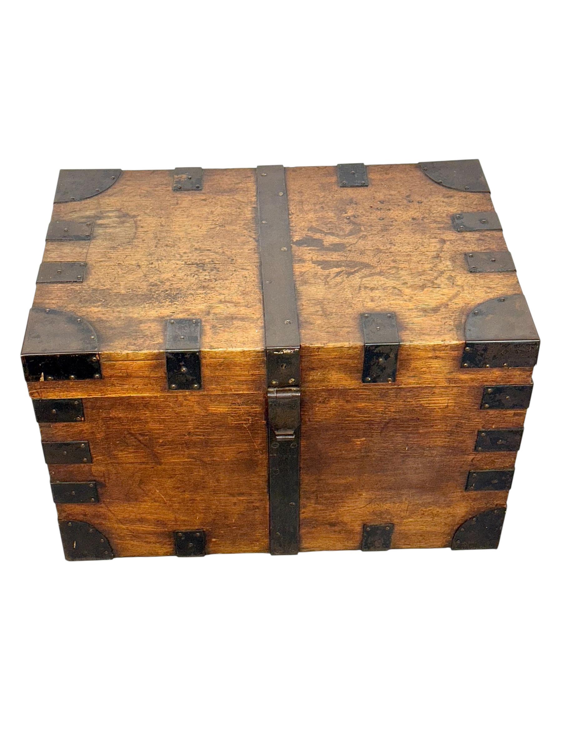Sculpté à la main Malle à plateau du 19e siècle en Oak Oak massif avec montures en fer et velours bleu en vente