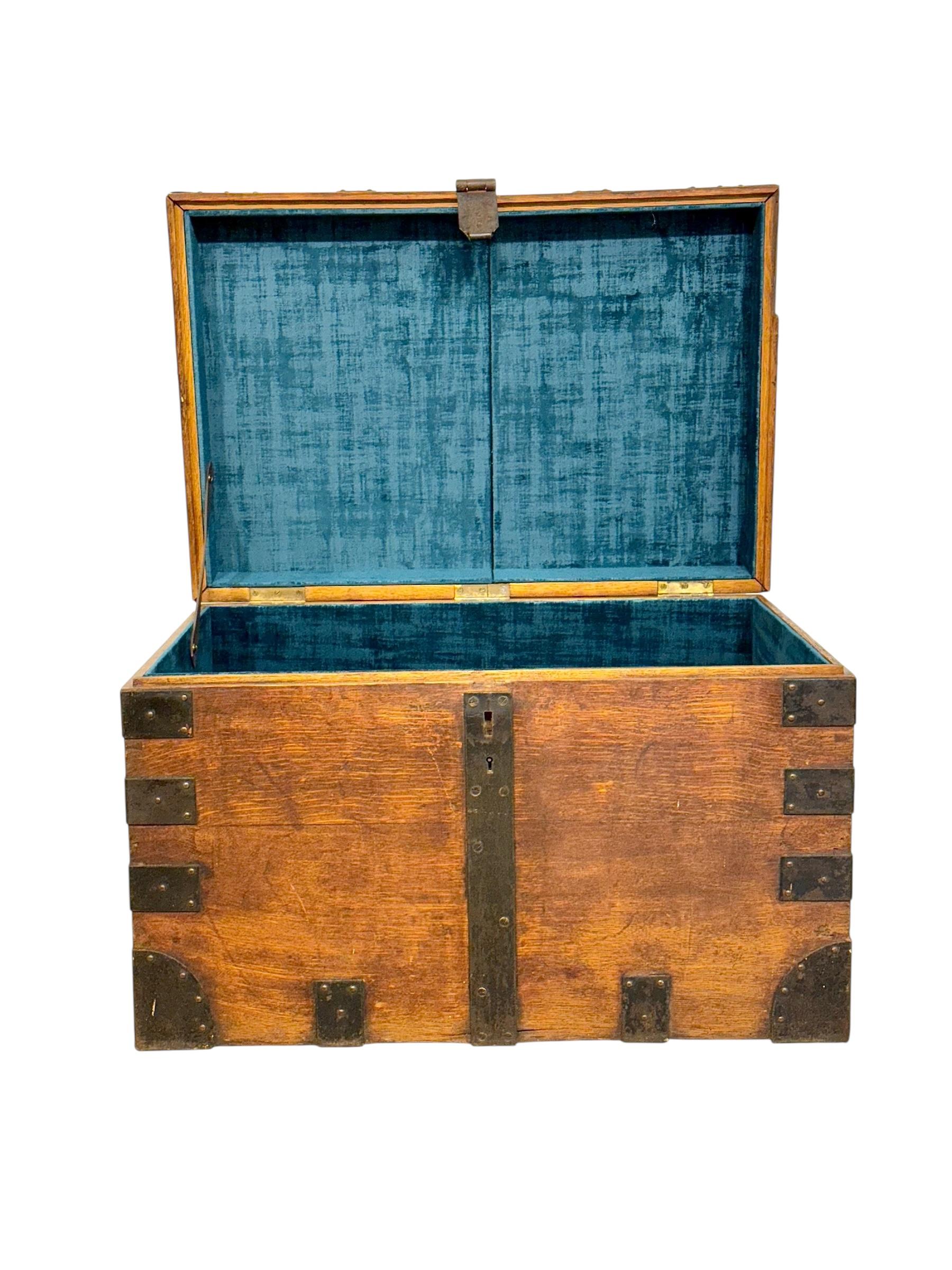 XIXe siècle Malle à plateau du 19e siècle en Oak Oak massif avec montures en fer et velours bleu en vente