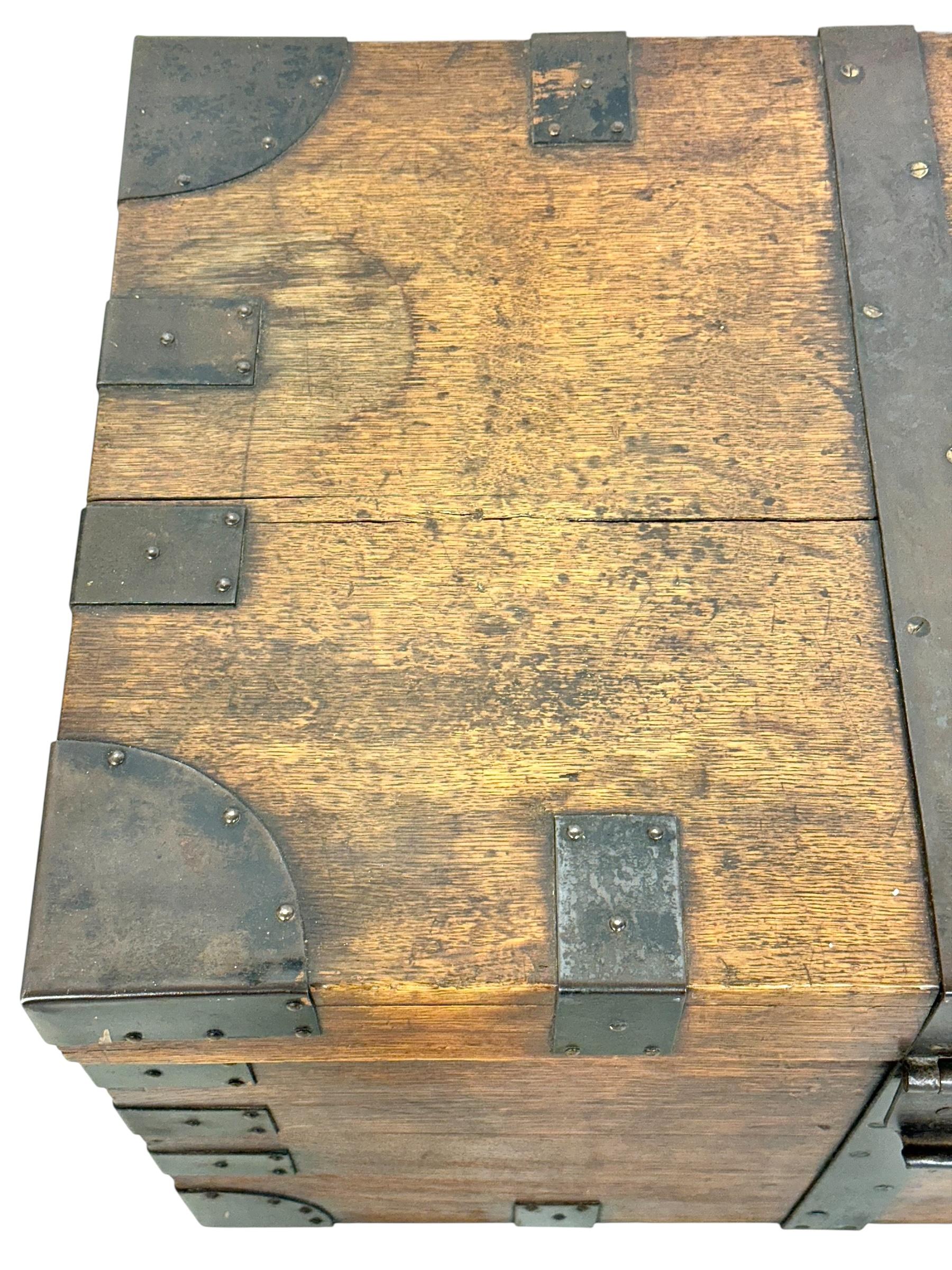 Velours Malle à plateau du 19e siècle en Oak Oak massif avec montures en fer et velours bleu en vente