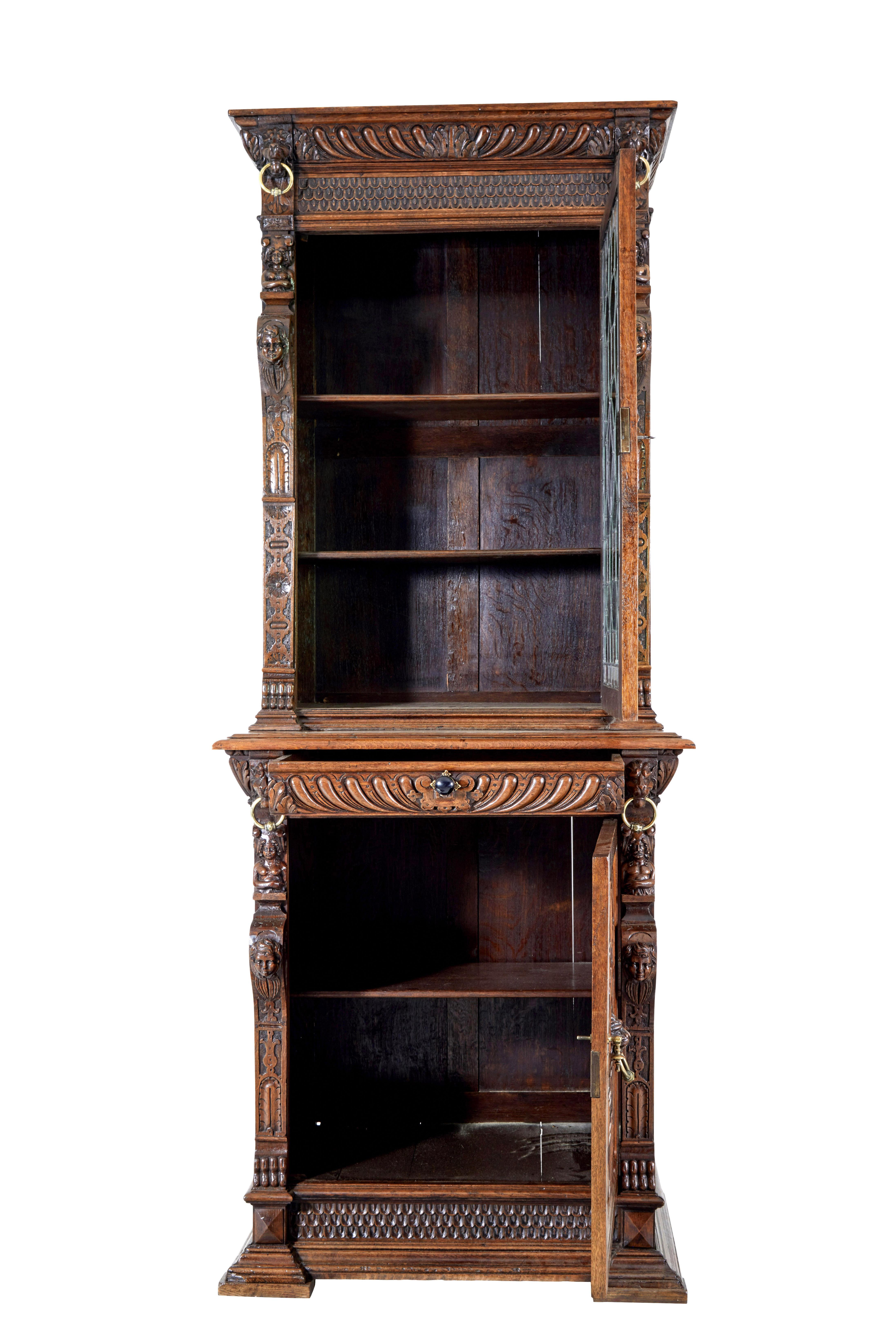 Schrank aus flämischer Eiche und Glasmalerei aus dem 19. (Neugotik) im Angebot