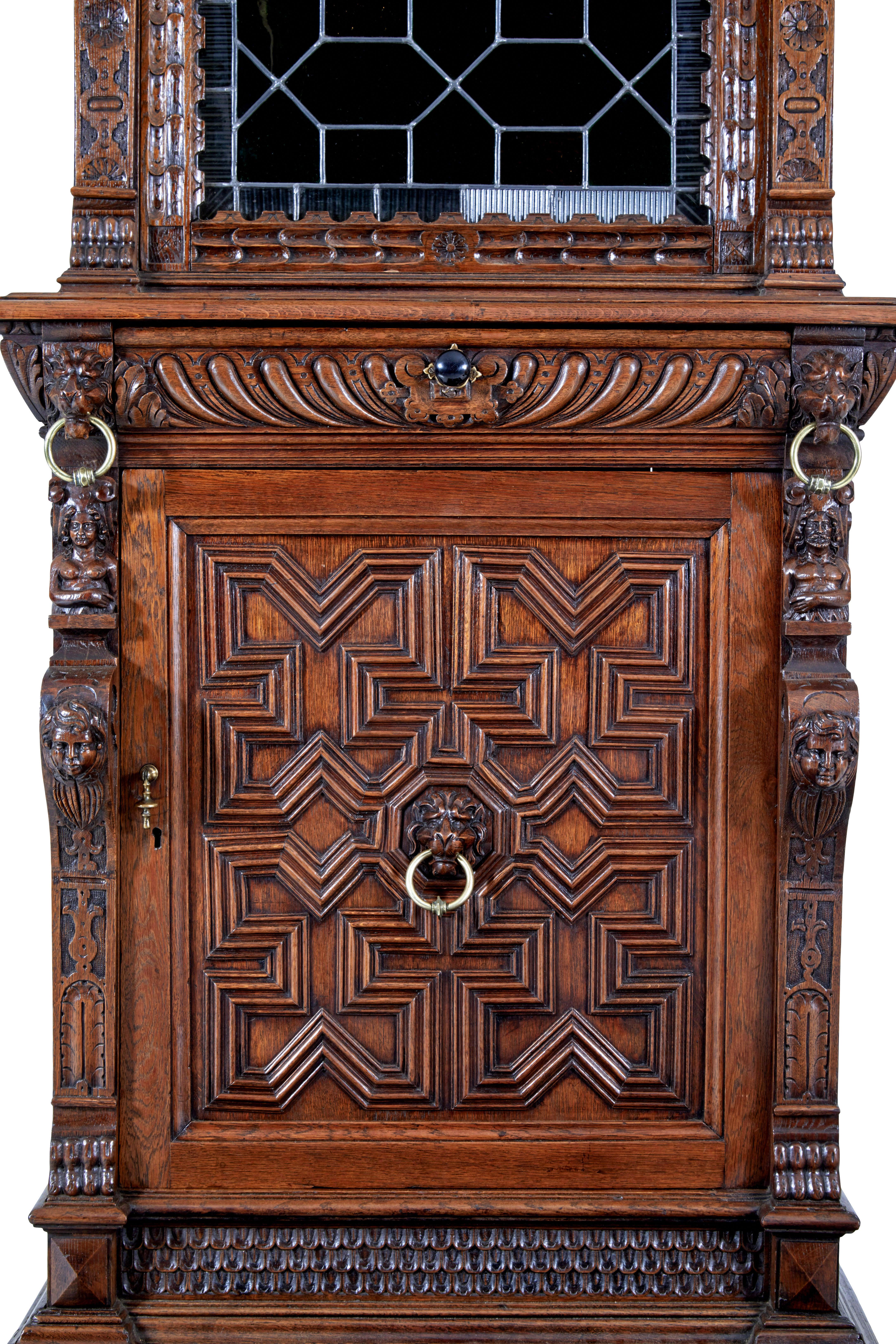Schrank aus flämischer Eiche und Glasmalerei aus dem 19. (Buntglas) im Angebot