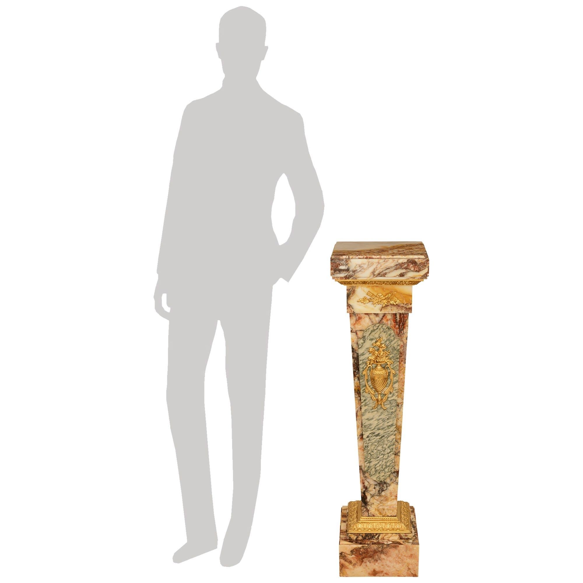 Precioso y muy decorativo pedestal francés del siglo XIX de estilo Luis XVI con flor de pescar, mármol Vert Campan y Ormolu. Este excepcional pedestal se eleva sobre una impresionante base cuadrada de Flor de Pêcher bajo una banda cuadrada de Ormolu