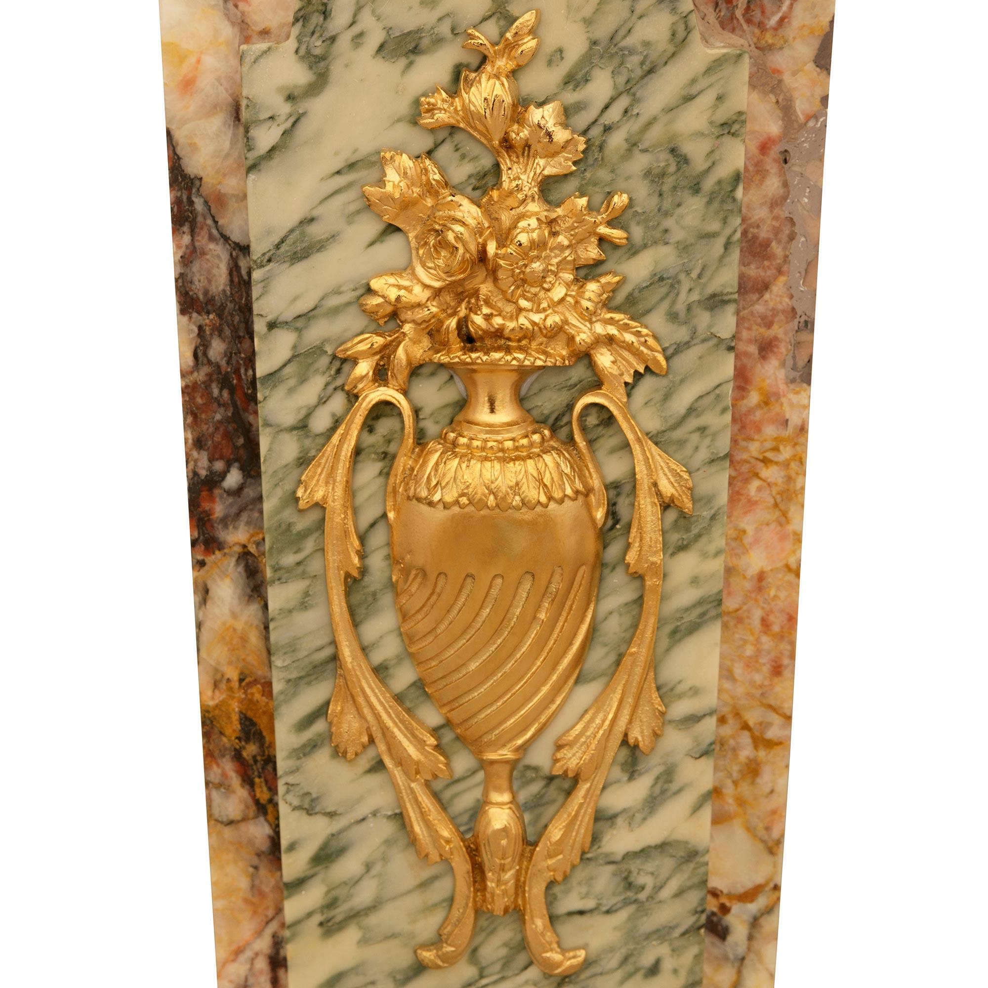 Siglo XIX Flor de Pêcher, mármol Vert Campan y pedestal de Ormolu siglo XIX en venta