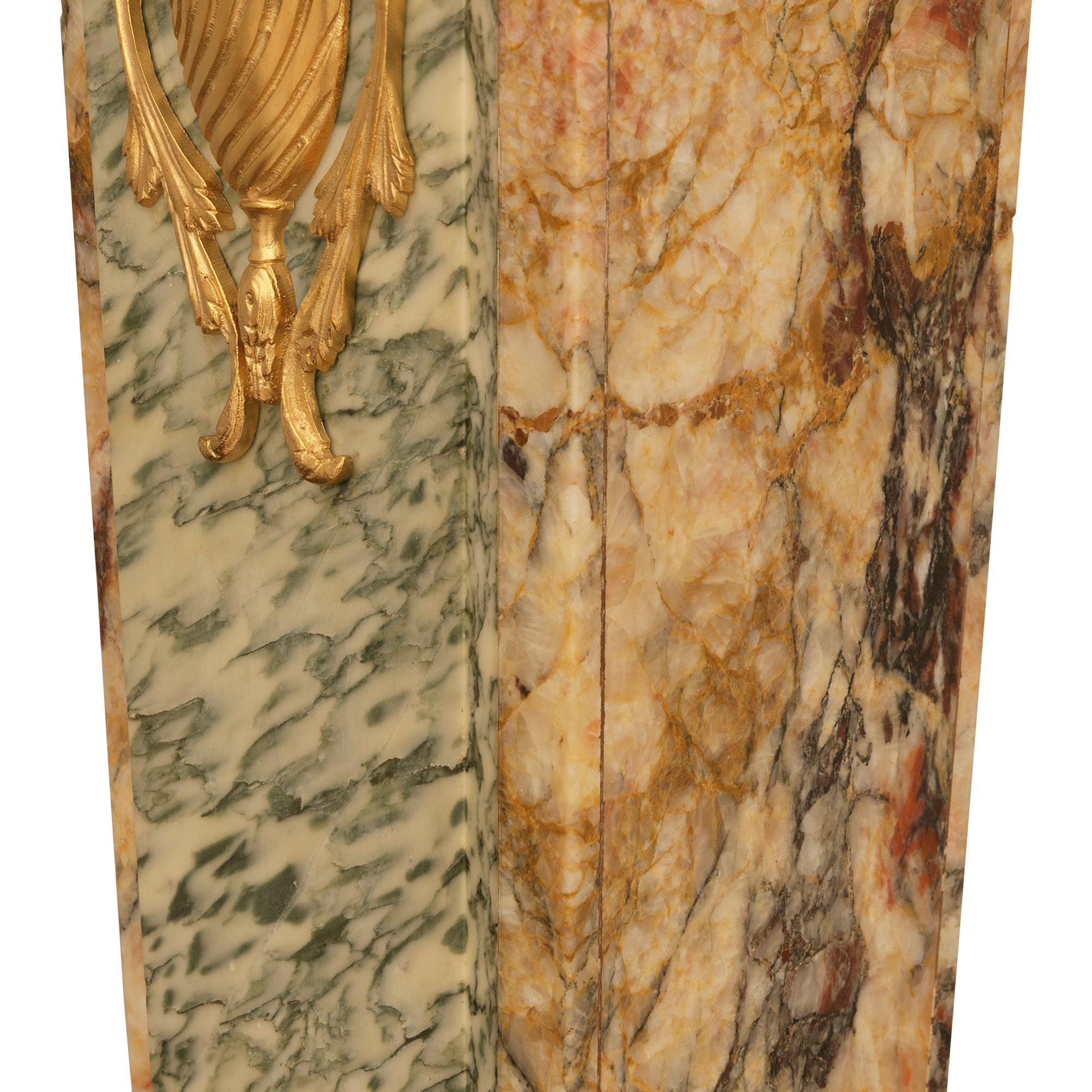 Siglo XIX Flor de Pêcher, mármol Vert Campan y pedestal de Ormolu Ormolú en venta