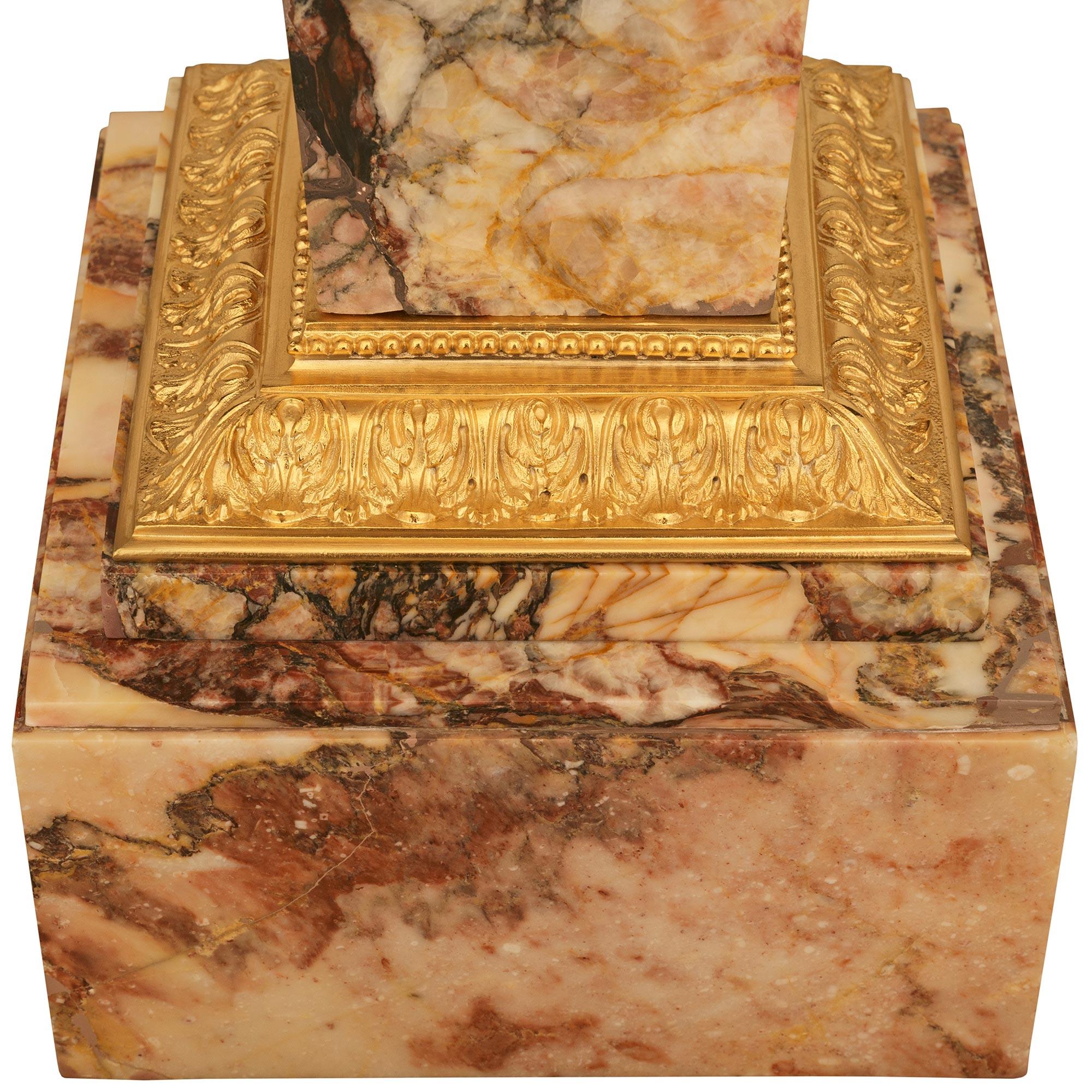 Siglo XIX Flor de Pêcher, mármol Vert Campan y pedestal de Ormolu en venta 2