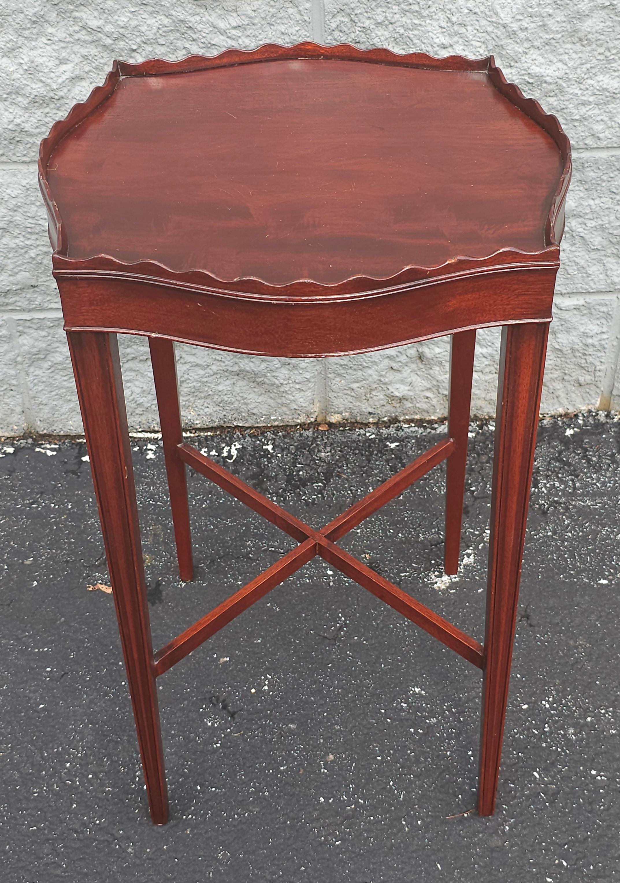 Américain Stand à bougies du 19ème siècle Flint & Horner Mahogany Galleried Floor en vente