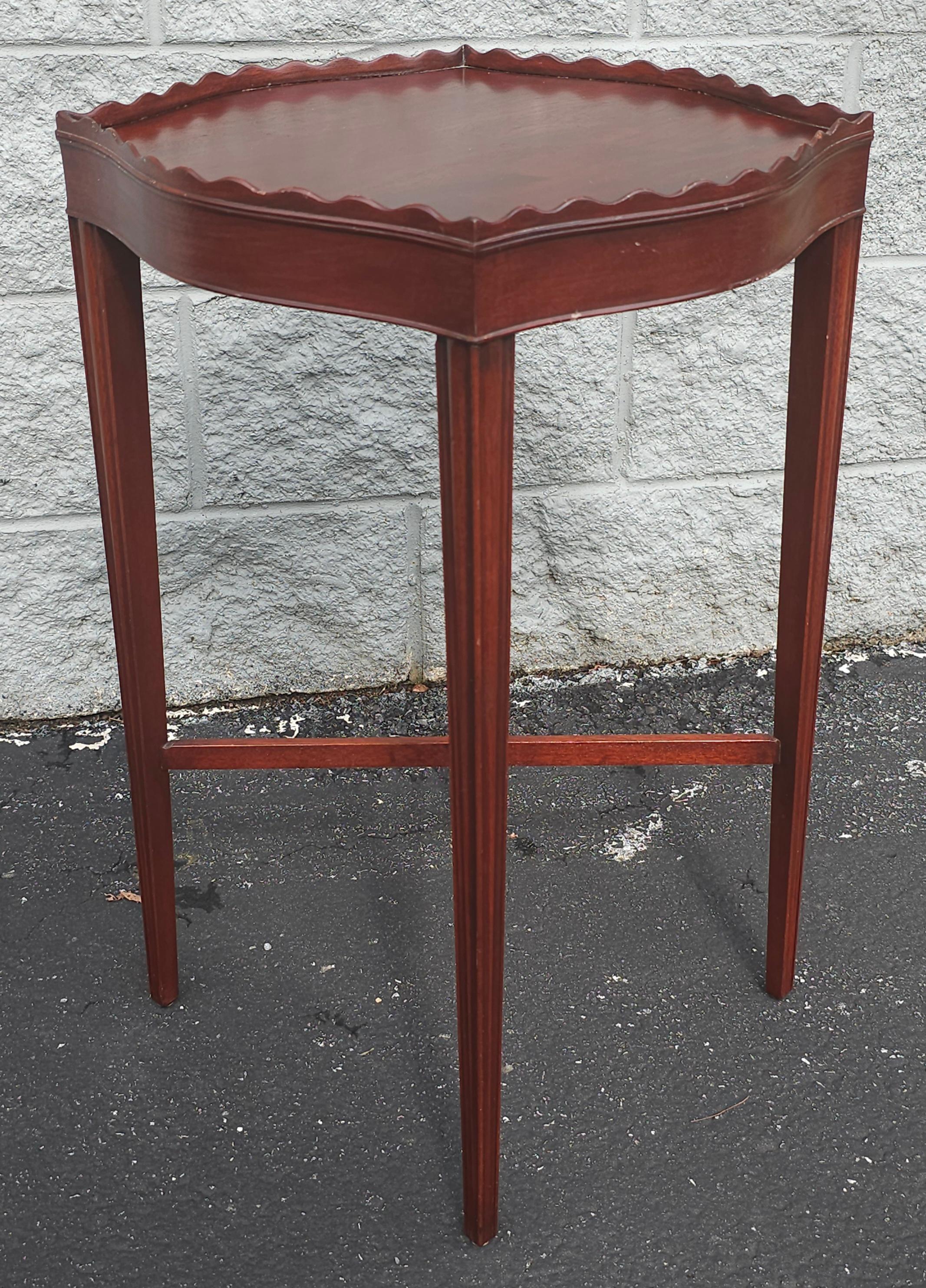 Stand à bougies du 19ème siècle Flint & Horner Mahogany Galleried Floor Bon état - En vente à Germantown, MD