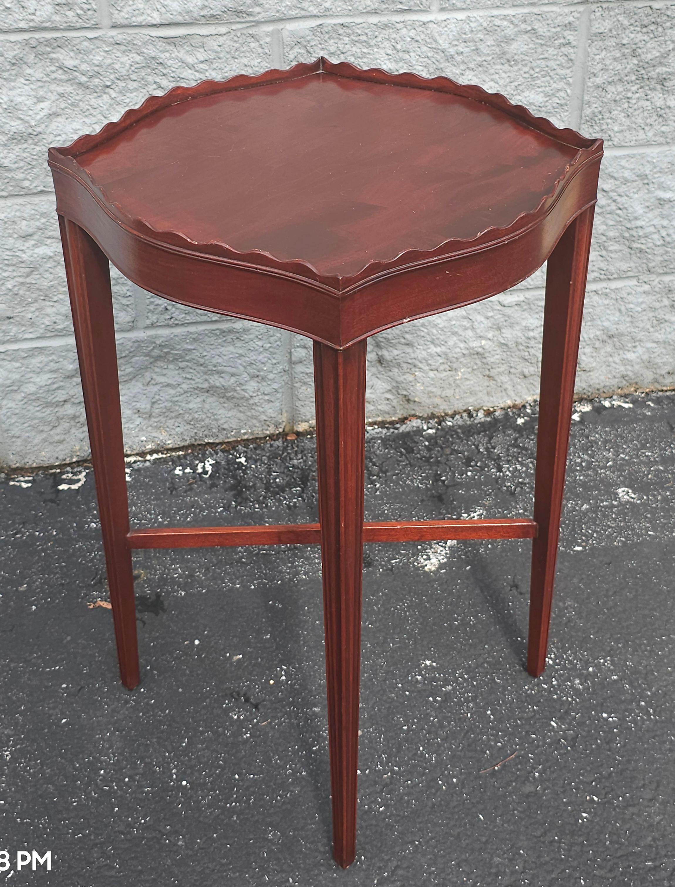 XIXe siècle Stand à bougies du 19ème siècle Flint & Horner Mahogany Galleried Floor en vente