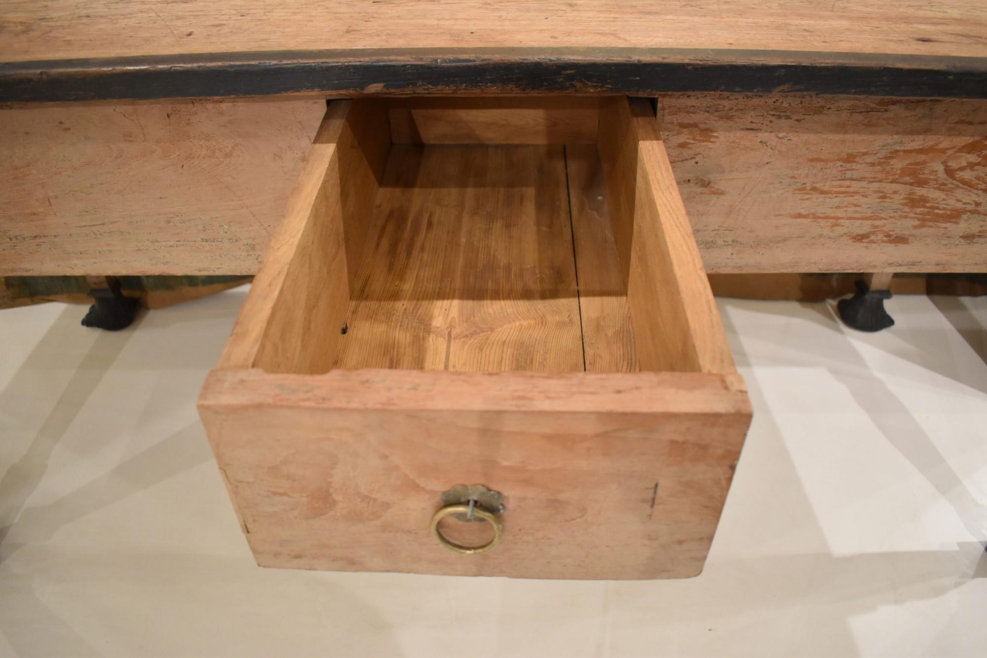 Bois Bureau Florence du 19ème siècle avec pieds à griffes noires en vente