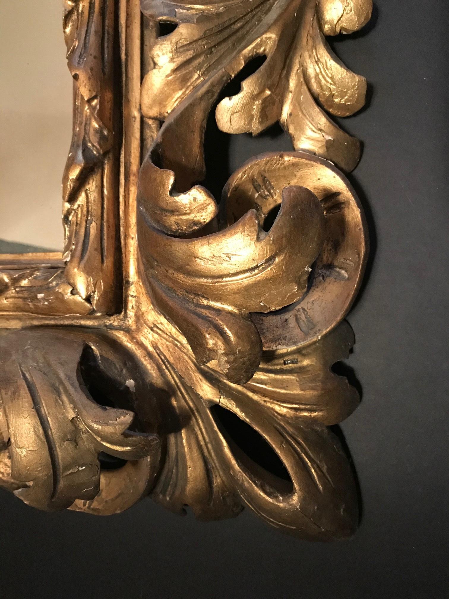 Sculpté à la main Cadre de miroir en bois doré sculpté à la main du 19e siècle, de style baroque florentin en vente
