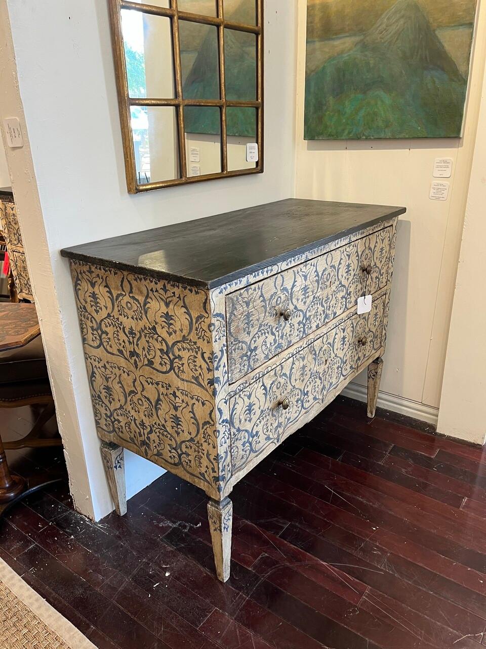 Commode Florentine del XIX secolo con motivi dipinti e stencil in bianco e blu.