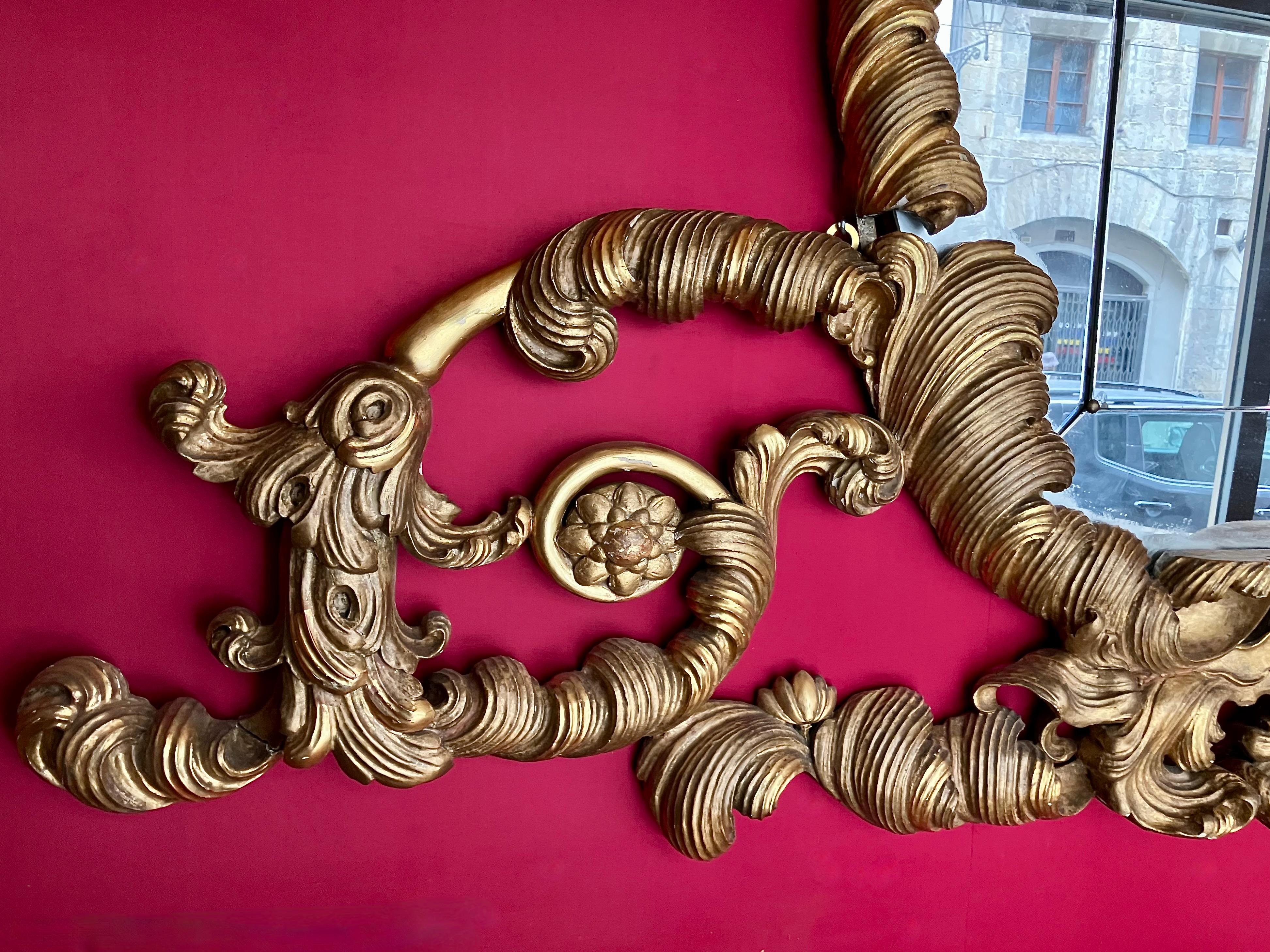 Hollywood Regency Miroir éclectique en bois doré de Florentine du 19e siècle, avec provenance cinématographique en vente