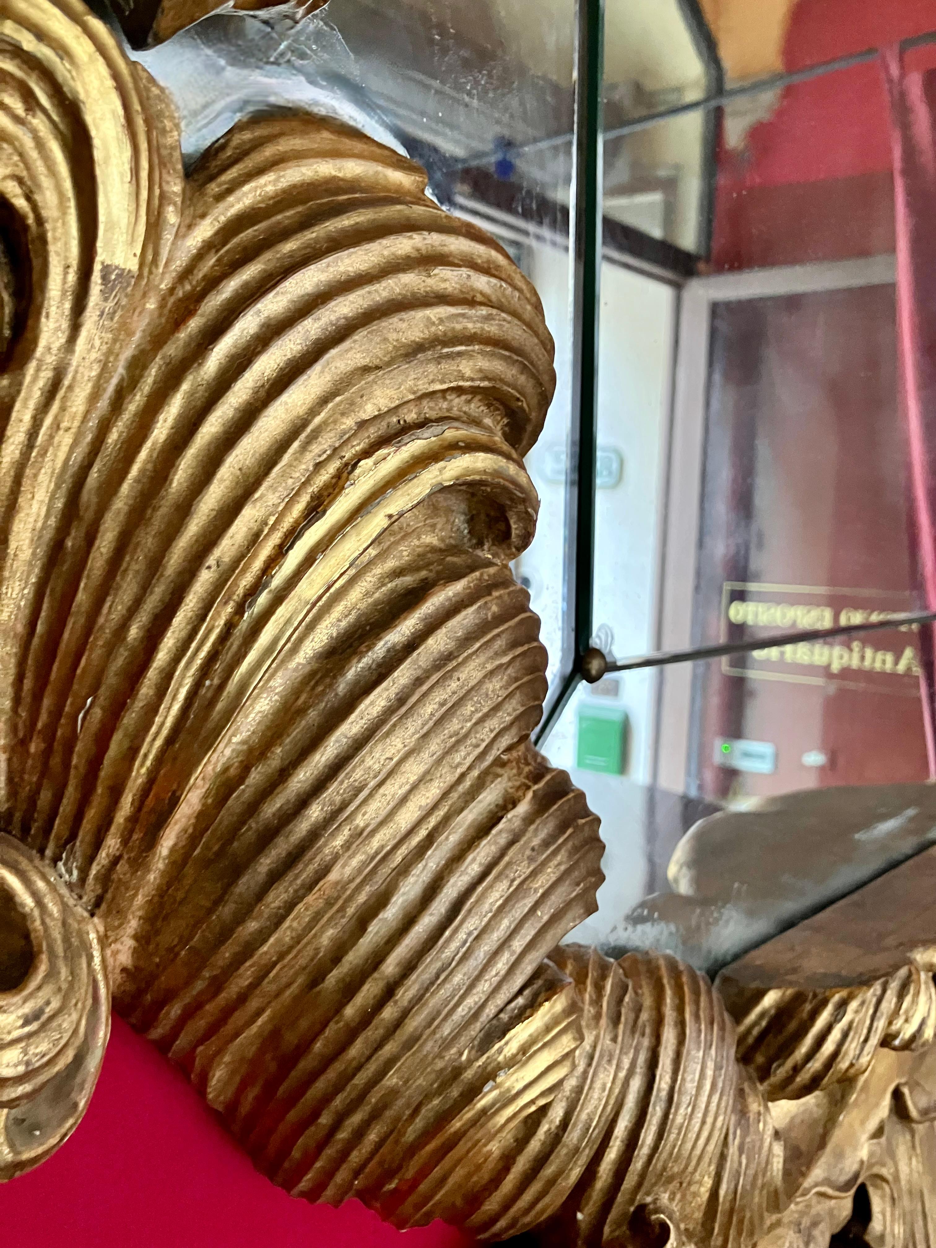 italien Miroir éclectique en bois doré de Florentine du 19e siècle, avec provenance cinématographique en vente