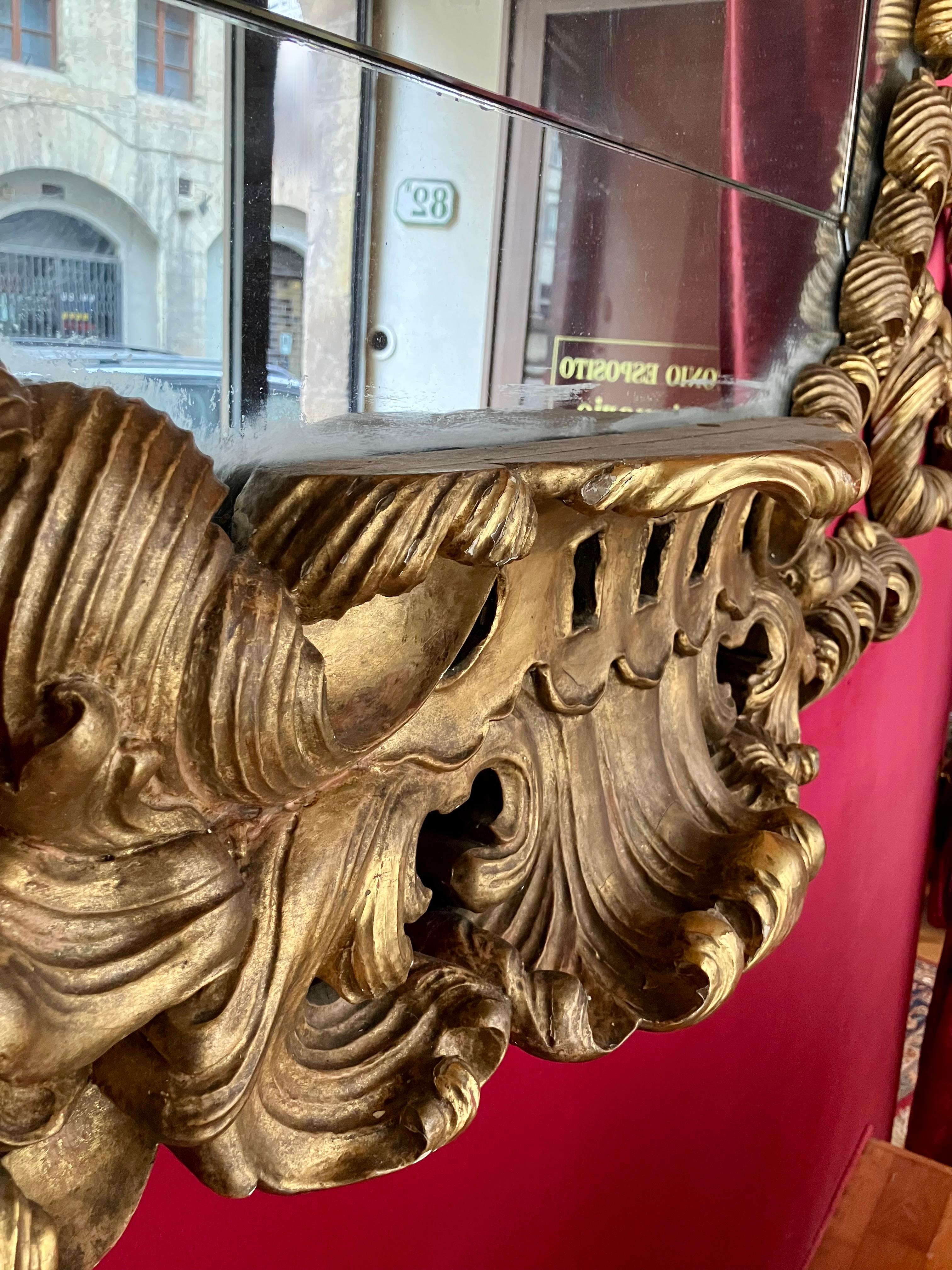 Sculpté à la main Miroir éclectique en bois doré de Florentine du 19e siècle, avec provenance cinématographique en vente