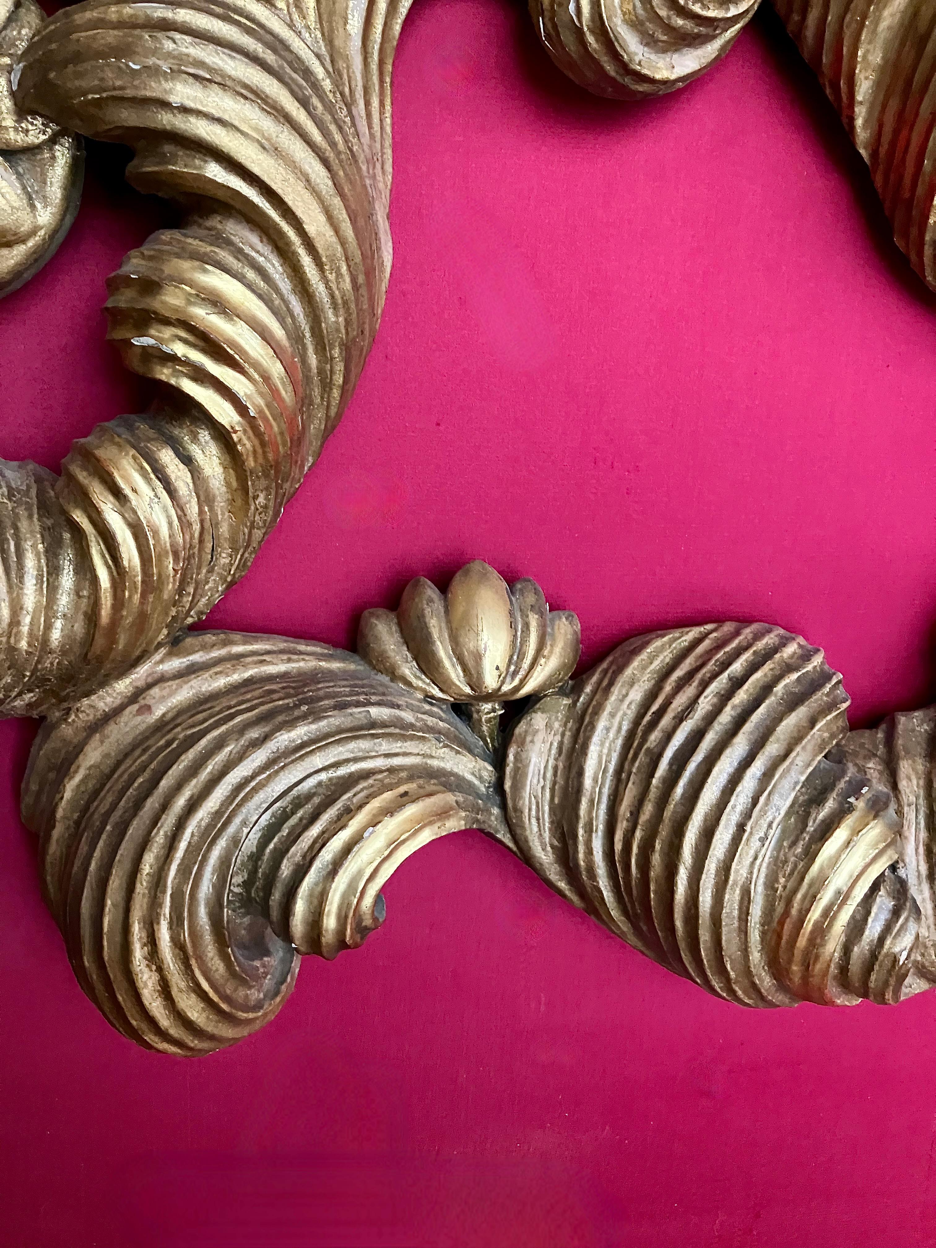 Miroir éclectique en bois doré de Florentine du 19e siècle, avec provenance cinématographique Bon état - En vente à Firenze, IT