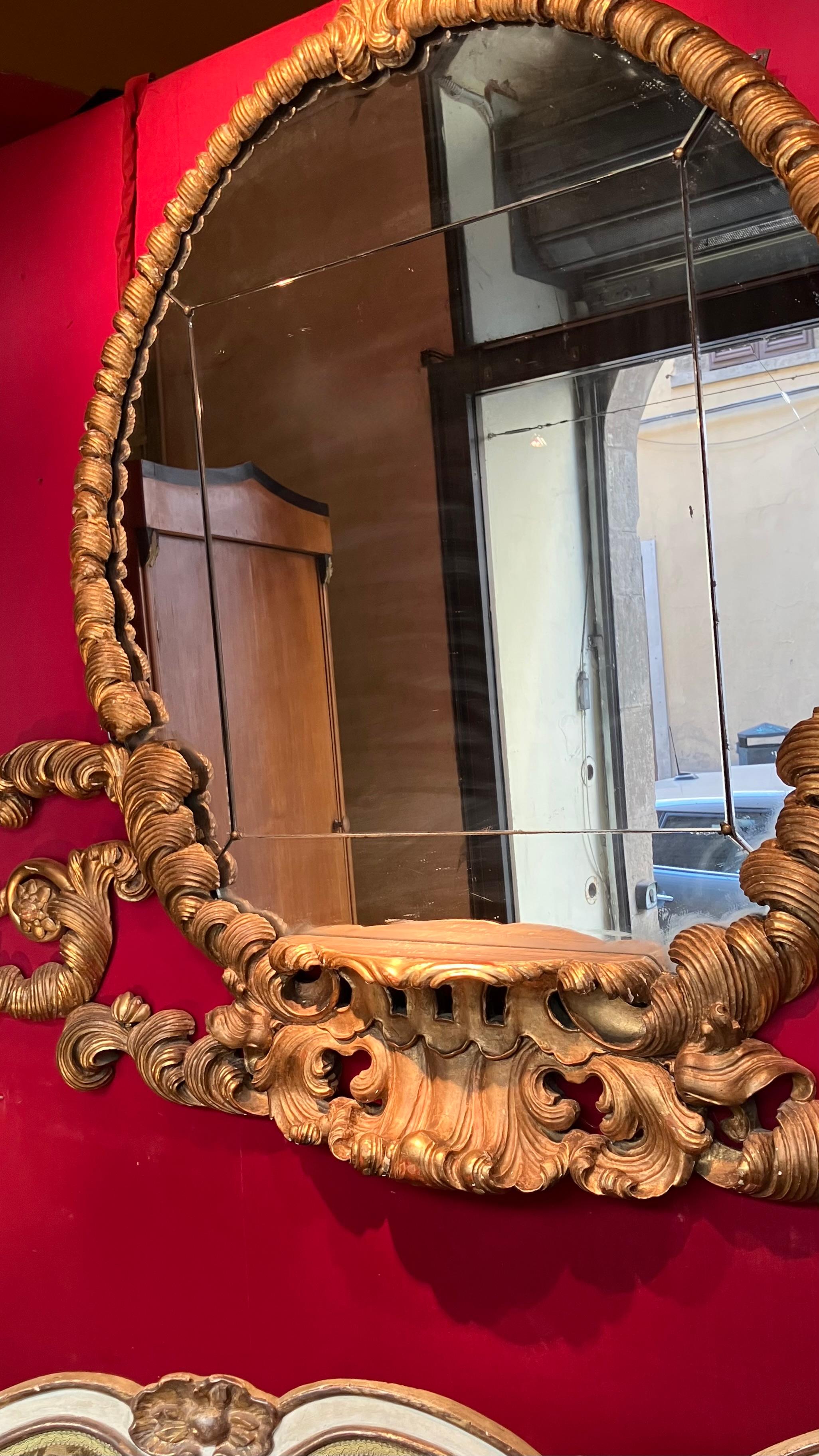 Verre mercuré Miroir éclectique en bois doré de Florentine du 19e siècle, avec provenance cinématographique en vente
