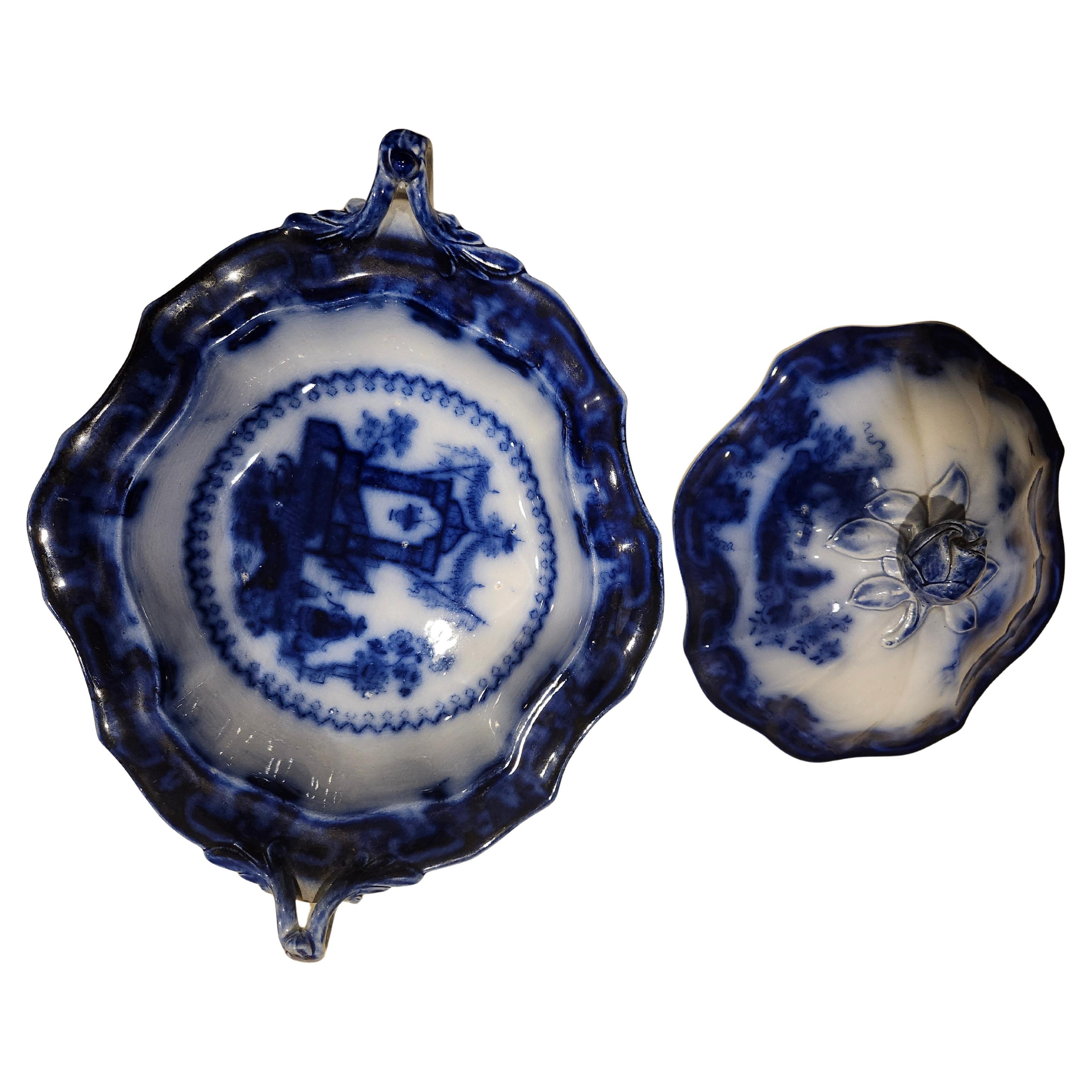 Un set molto speciale di 2 pezzi di porcellana flow blue ironstone, una ciotola per verdure con manici e un coperchio coperto. Completamente decorato con l'iconico smalto flow blue, un profondo blu cobalto. In eccellenti condizioni d'epoca, con
